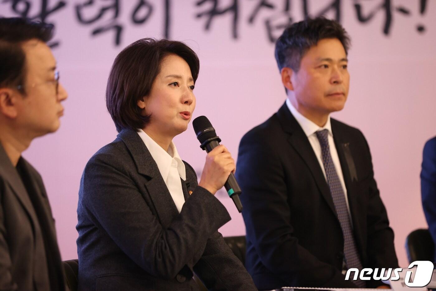 본문 이미지 - 이영 중소벤처기업부 장관(가운데)이 서울 강남 팁스타운에서 열린 최근 투자동향과 민간 모펀드 조성 라운드 좌담회에서 인사말을 하고 있다. (중소벤처기업부 제공) /뉴스1