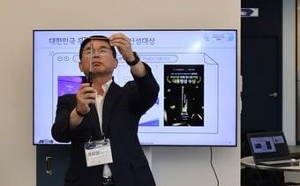 본문 이미지 - 윤성필 지에프아이 마케팅 대표가 자동소화패드 기능을 시연하고 있다. (이노비즈협회 제공)