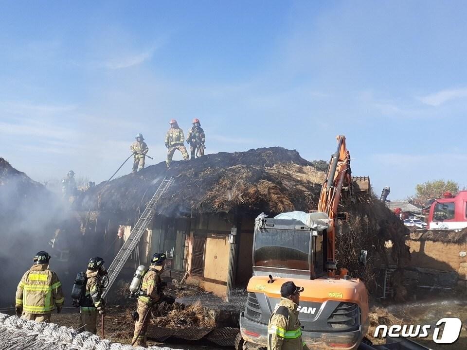 본문 이미지 - 4일 오후 1시24분쯤 경북 안동시 풍천면에 있는 하회마을 내 민박시설에서 원인을 알 수 없는 불이 나 소방대원들이 진화하고 있다. 하회마을은 유네스코 세계문화유산으로 등재돼 있다.(경북소방본부 제공)