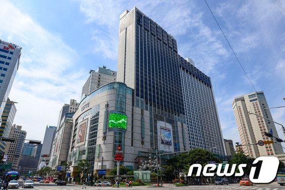본문 이미지 - 서울 소공동 롯데백화점과 롯데호텔 전경/뉴스1 ⓒ News1