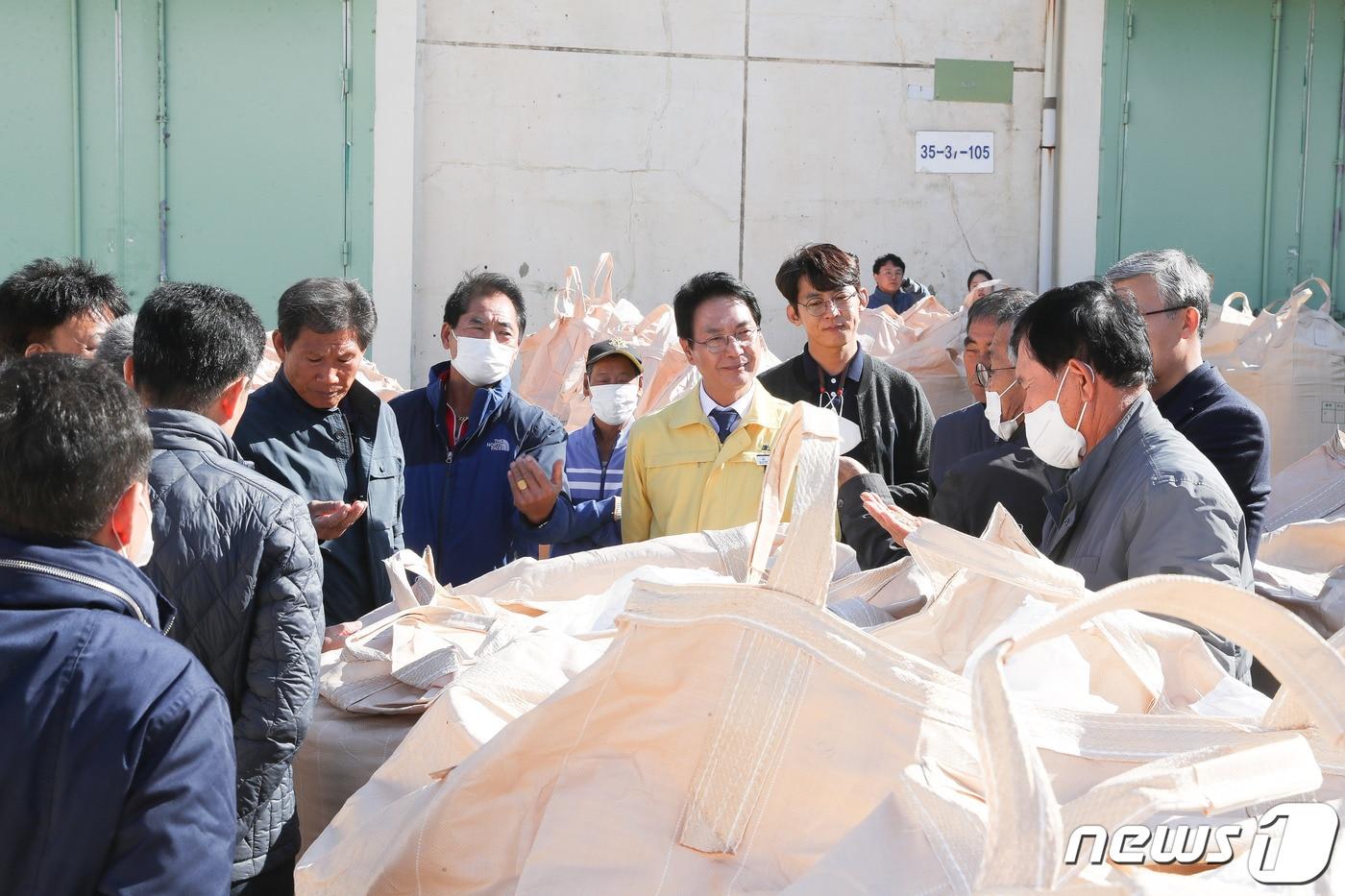 본문 이미지 - 심덕섭 전북 고창군수가 4일 2022년 공공비축미곡·시장격리곡 건조벼 수매가 진행되고 있는 부안면 고창농협 봉암창고를 방문해 농업인들을 격려하고 의견을 청취했다.(고창군 제공)2022.11.4/뉴스1