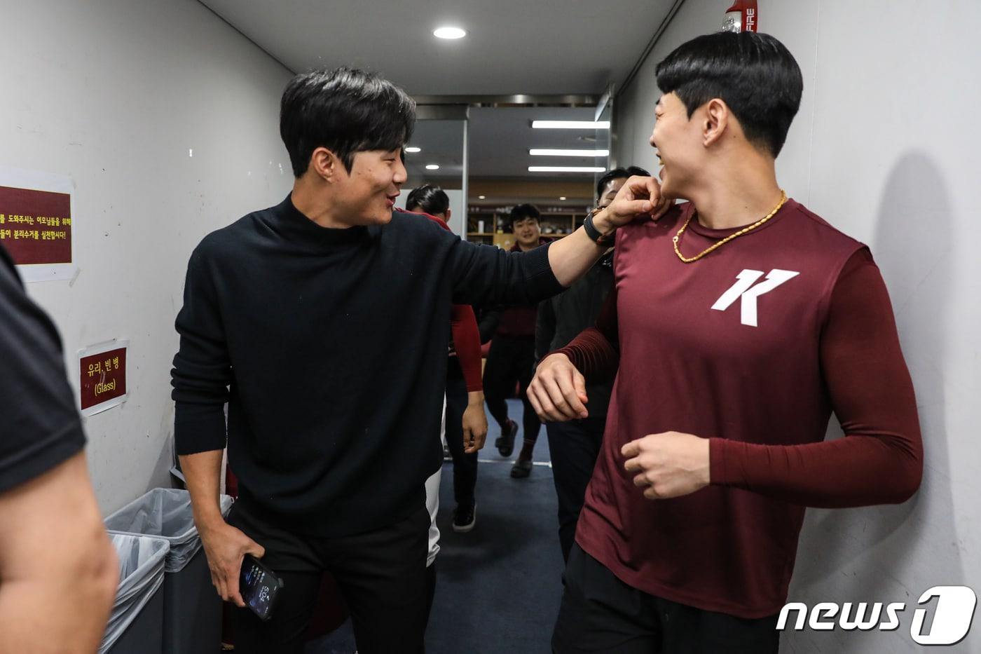 본문 이미지 - 김하성(왼쪽)과 송성문. (키움 히어로즈 제공) 