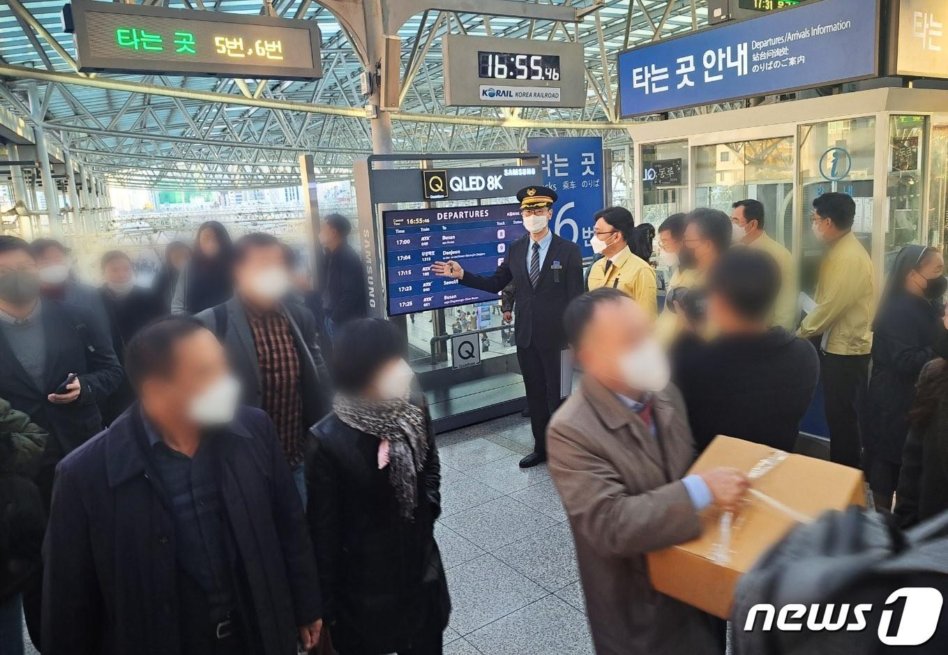 본문 이미지 - 나희승 코레일 사장이 4일 오후 서울역을 찾아 역사 내 시설물과 고객 이동동선 등 현장을 점검하고 있다. (코레일 제공.)