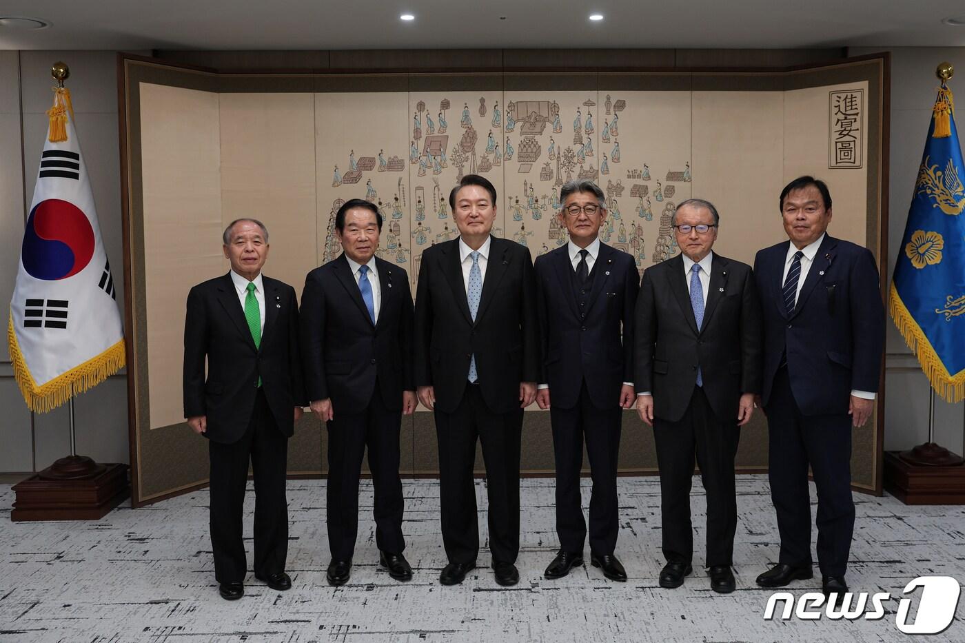 윤석열 대통령이 지난해 11월4일 오후 서울 용산 대통령실 청사에서 한일·일한의원연맹 합동총회 참석을 위해 방한한 누카가 후쿠시로(額賀福志郎) 당시 회장을 비롯한 일한의원연맹 소속 의원들을 접견하며 기념촬영을 하고 있다. (대통령실 제공) 2022.11.4/뉴스1 ⓒ News1 오대일 기자