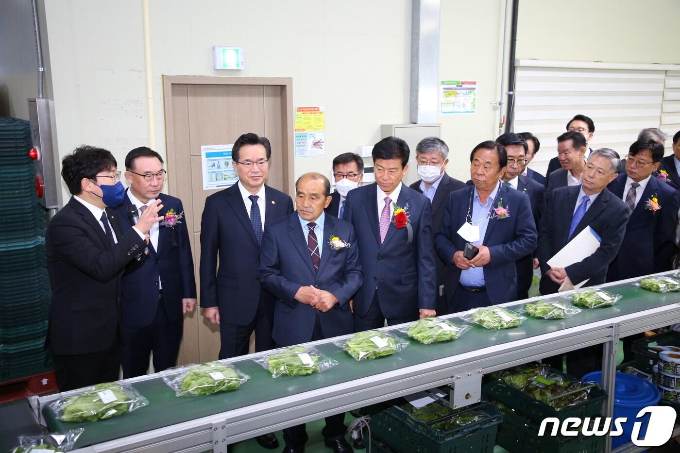 본문 이미지 - 만인산농협 거점 스마트 APC 준공식 후 참석자들이 시설을 둘러보고 있다.(사진 금산군 제공) 