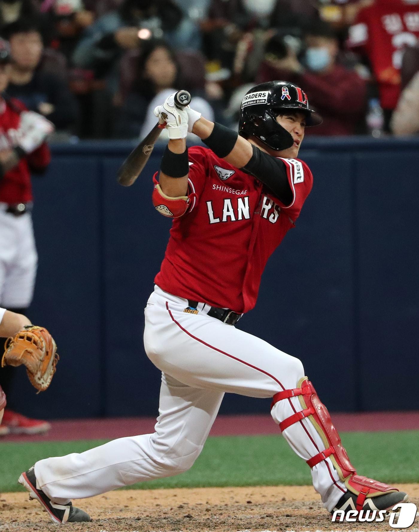 본문 이미지 - 4일 오후 서울 구로구 고척스카이돔에서 열린 프로야구 '2022 신한은행 SOL KBO 포스트시즌' 한국시리즈 3차전 SSG 랜더스와 키움 히어로즈의 경기, SSG 김민식이 9회초 1사 1루에서 2루타를 치고 있다. 2022.11.4/뉴스1 ⓒ News1 김진환 기자