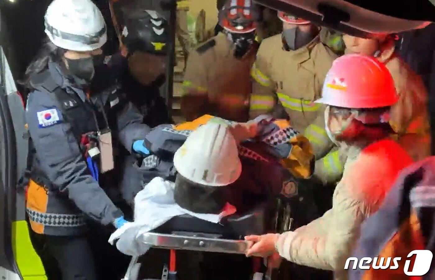 경북 봉화군 아연광산 매몰 사고로 고립됐던 광부 2명이 4일 오후 11시3분쯤 무사히 구조돼 구급차로 옮겨지고 있다. (경북소방본부 제공) 2022.11.5/뉴스1 공정식 기자