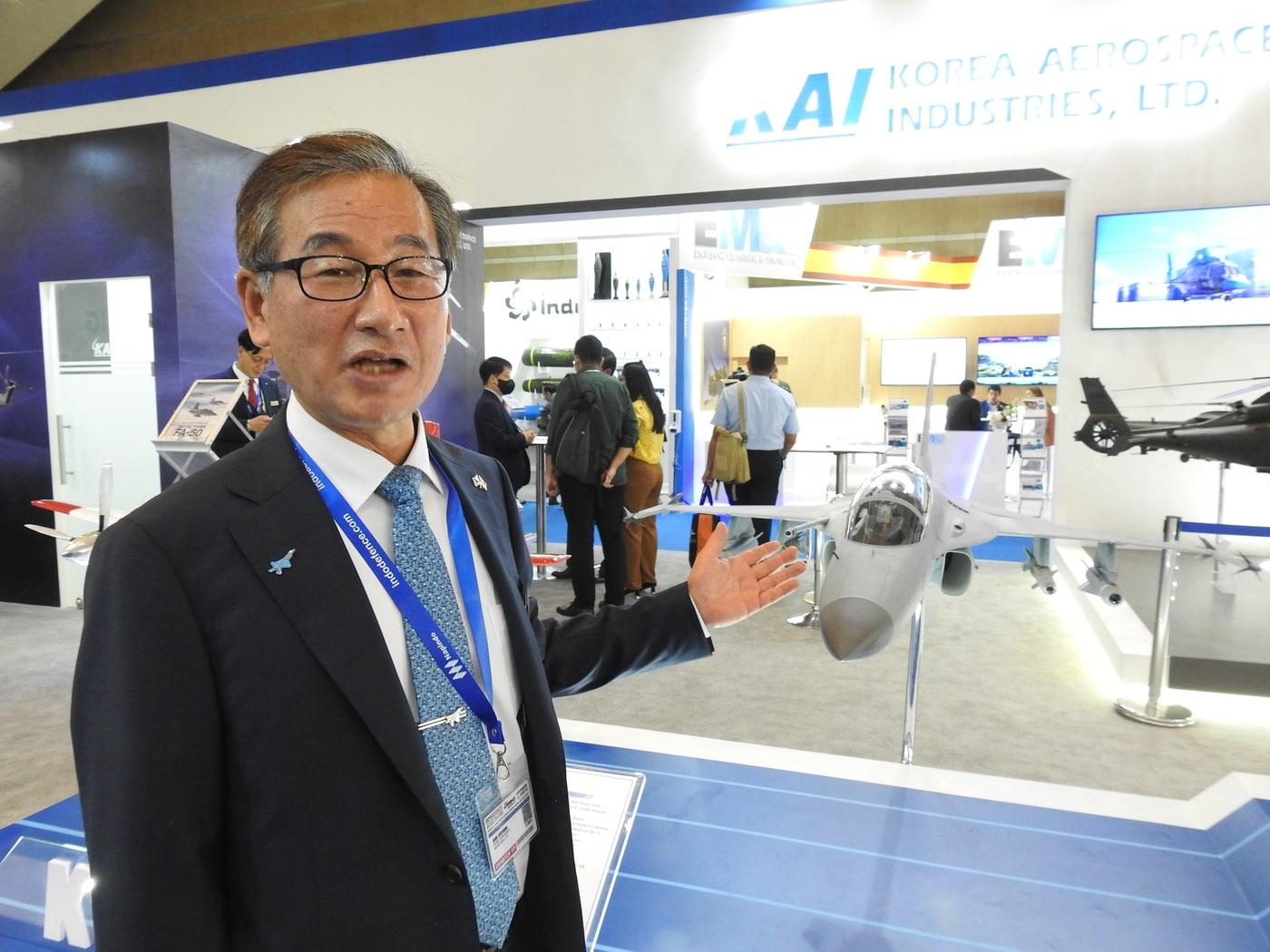 본문 이미지 - 강구영 KAI 사장이 지난 2일 인도네시아 자카르타 JI엑스포 전시관에서 열린 '인도 디펜스 2022'에 참석, 경공격기 FA-50의 축소 모형을 소개하고 있다.