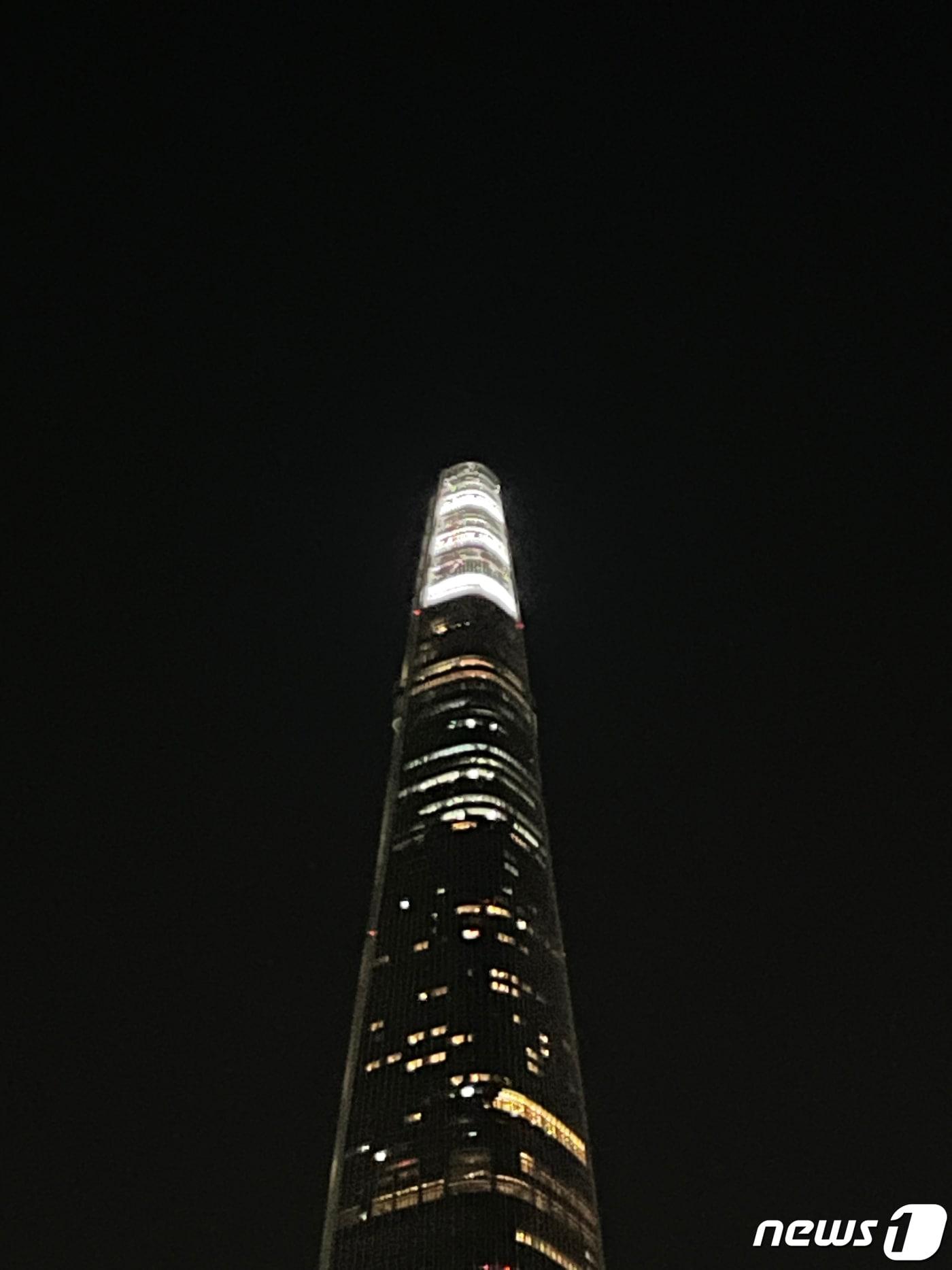 본문 이미지 - 3일 오후 서울 송파구 롯데월드타워의 상부 랜턴부에 백색 조명이 켜져 있다. 롯데그룹은 이태원 참사 희생자를 애도하는 의미를 담아 5일까지 매일 저녁 6시부터 10시 사이에 롯데월드타워의 모든 외관 조명을 소등하고 상부 랜턴부에 백색 조명을 점등하기로 했다. (롯데물산 제공) 2022.11.5/뉴스1 ⓒ News1 김진환 기자