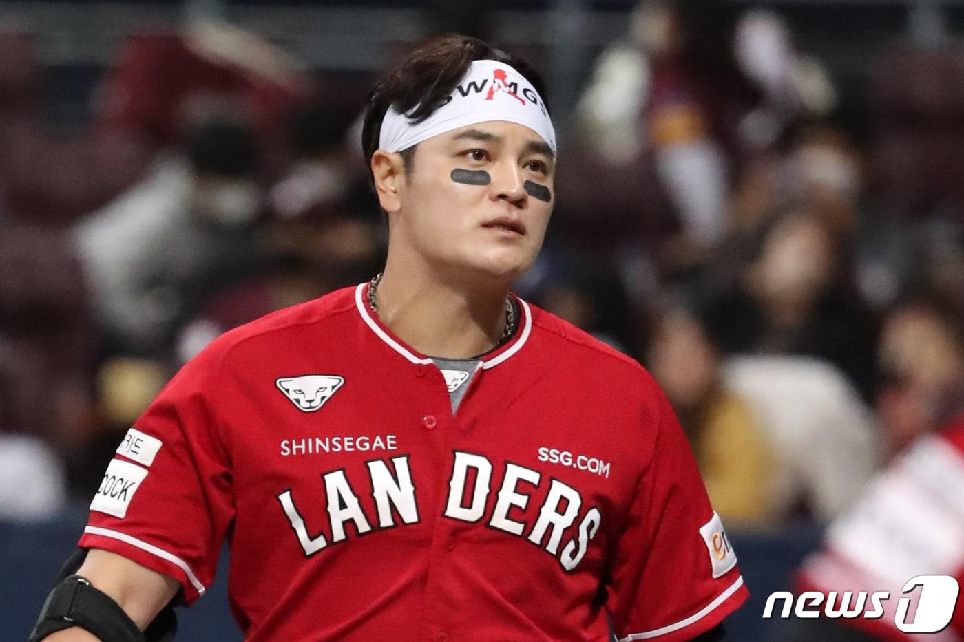 5일 오후 서울 구로구 고척스카이돔에서 열린 프로야구 &#39;2022 신한은행 SOL KBO 포스트시즌&#39; 한국시리즈 4차전 SSG 랜더스와 키움 히어로즈의 경기 8회초 2사 만루상황에서 좌익수 플라이 아웃을 당한 SSG 추신수가 아쉬워하고 있다. SSG2022.11.5/뉴스1 ⓒ News1 황기선 기자