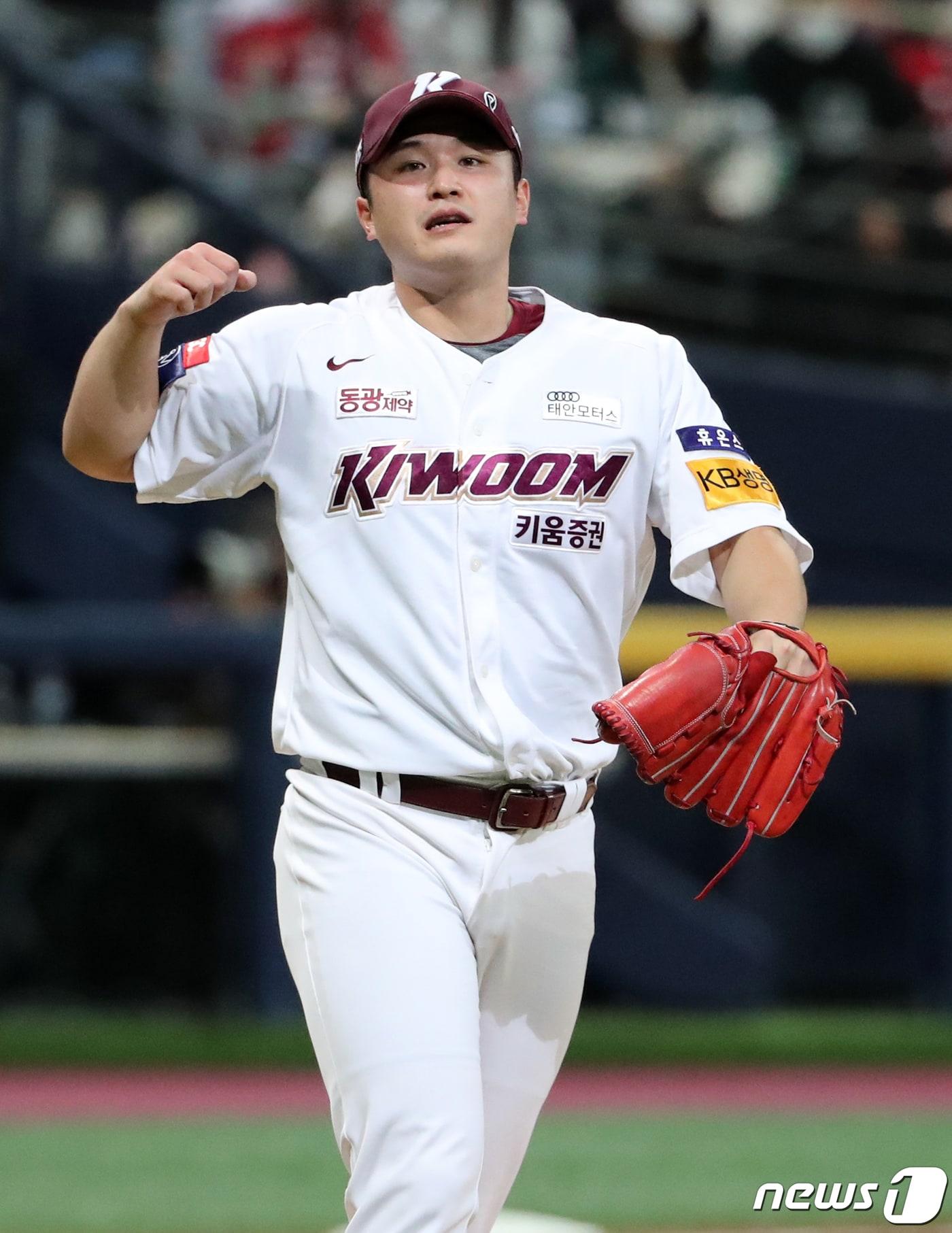 본문 이미지 - 5일 오후 서울 구로구 고척스카이돔에서 열린 프로야구 '2022 신한은행 SOL KBO 포스트시즌' 한국시리즈 4차전 SSG 랜더스와 키움 히어로즈의 경기, 키움 최원태가 9회초 2사 만루에서 SSG 최주환을 삼진 처리 후 환호하고 있다. 2022.11.5/뉴스1 ⓒ News1 김진환 기자