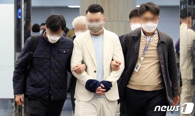 본문 이미지 - 특정경제범죄 가중처벌 등에 관한 법률 위반(업무상 횡령) 혐의로 체포된 중국 국적의 카지노 에이전트 업체 직원 A씨(34)가 2일 오후 9시57분쯤 제주국제공항 입국장에 들어서고 있다.2022.11.2/뉴스1