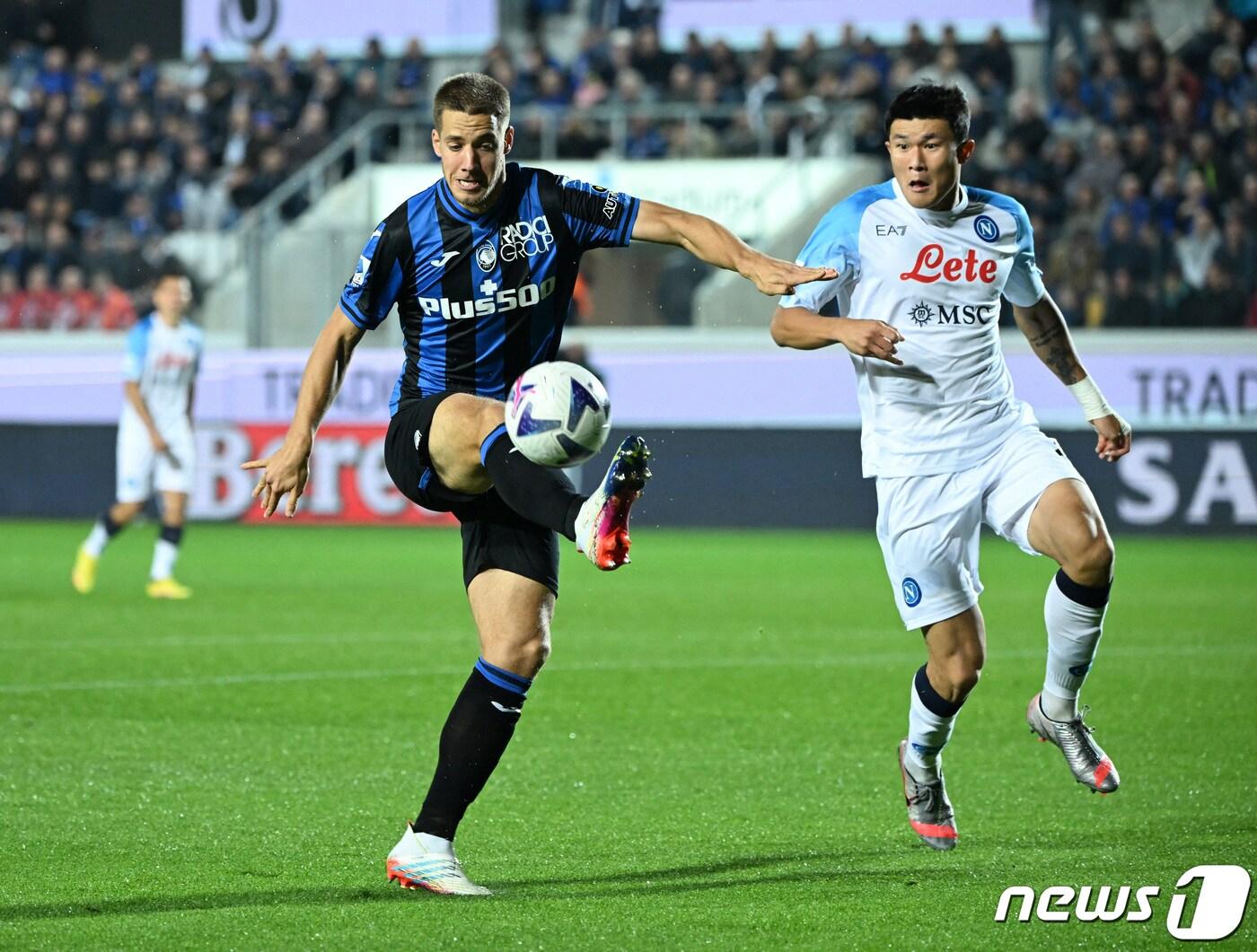 본문 이미지 - 이탈리아 세리에A 나폴리의 수비수 김민재(오른쪽) ⓒ 로이터=뉴스1