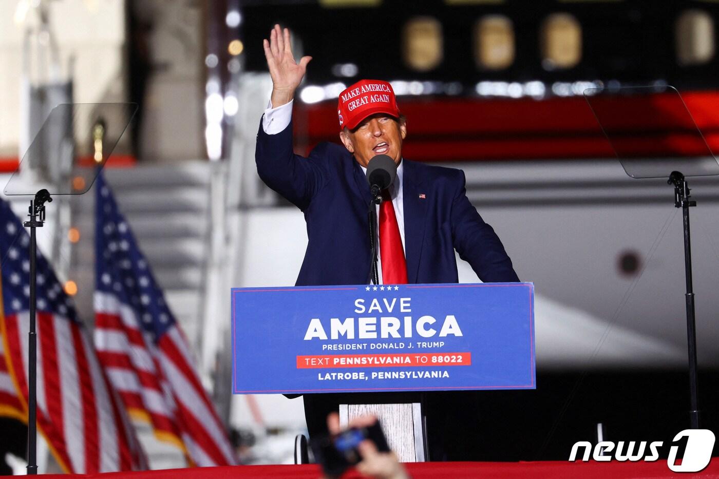 도널드 트럼프 전 미국 대통령이 지난 2022년 11월5일(현지시간) 펜실베이나 라트로브를 방문해 공화당 메메트 오즈 후보 지지유세를 벌였다. 트럼프 대통령은 '마가'(MAGA·미국을 다시 위대하게)가 적힌 빨간 모자를 쓰고 있다. ⓒ 로이터=뉴스1 ⓒ News1 최종일 기자