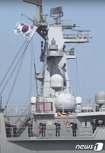 본문 이미지 - 해군 군수지원함 '소양함' 승조원들이 6일 일본 해상자위대 창설 70주년 기념 국제관함식에서 대함 경례를 하고 있다. (일본 해상자위대 유튜브 캡처) 2022.11.6/뉴스1 ⓒ News1 임세영 기자