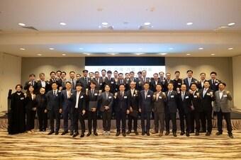 본문 이미지 - 사우디아라비아 리야드 크라운플라자 RDC호텔에서 열린 민관합동 수주지원단 원팀코리아 발대식에서 원희룡 국토교통부 장관&#40;왼쪽 아래 9번째&#41;과 이강훈 한국해외인프라도시개발지원공사&#40;KIND&#41; 사장&#40;왼쪽 아래 14번째&#41; 등 구성원들이 기념촬영을 하고 있다.  /국토교통부 제공