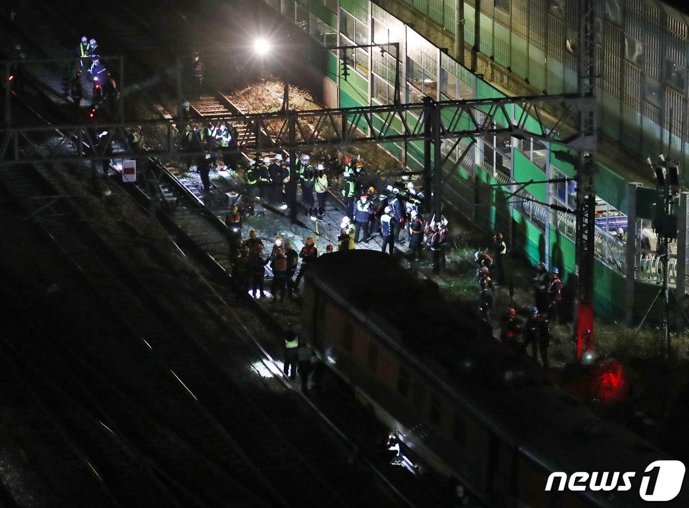 본문 이미지 - 서울 영등포역 부근에서 무궁화호 열차 탈선 사고가 발생한 6일 밤 서울 영등포역에서 코레일 관계자들이 열차 복구 작업을 하고 있다. 한국철도공사(코레일)에 따르면 오후 8시 15분 용산발 익산행 열차가 영등포역으로 진입하던 중 선로를 이탈했다. 2022.11.7/뉴스1 ⓒ News1 송원영 기자