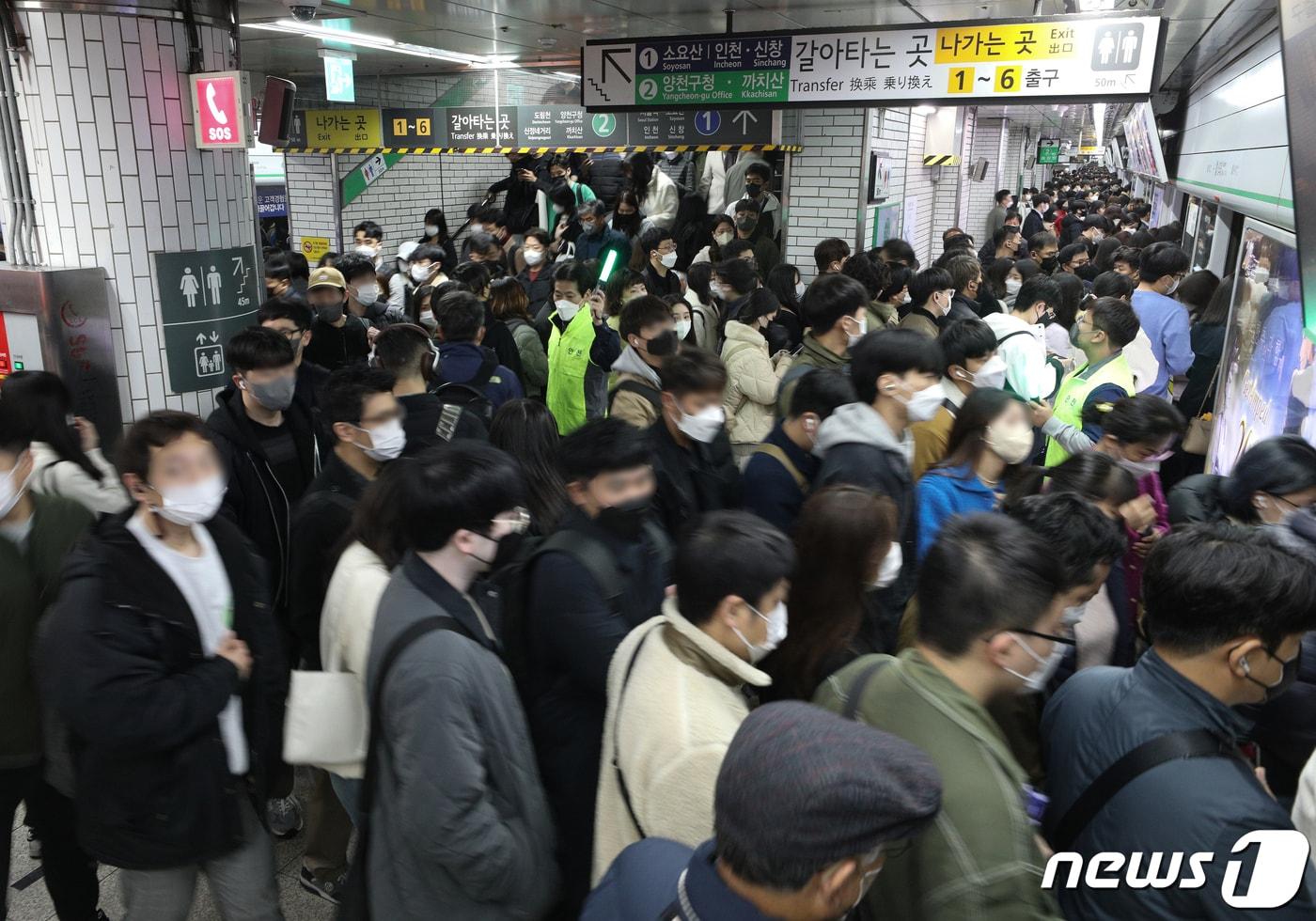 7일 오전 서울 신도림역 환승 구간에서 역 직원들이 시민들에게 안전 동선을 안내하고 있다. 2022.11.7/뉴스1 ⓒ News1 신웅수 기자