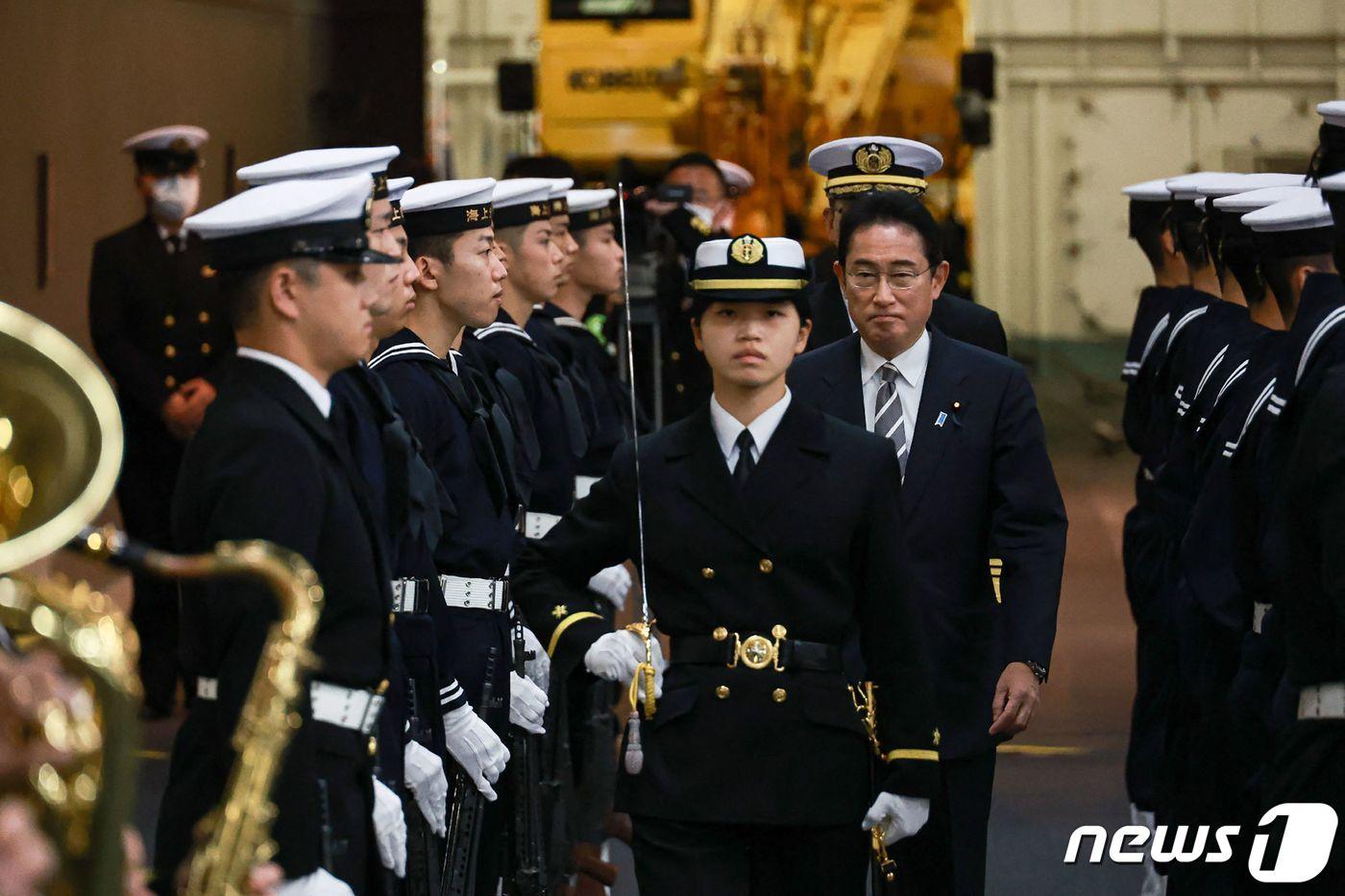 지난 2022년 11월 6일 기시다 후미오 당시 일본 총리가 가나가와현 시가미 만에서 해상 자위대 창설 70주년 기념으로 열린 국제 관함식에 참석해 대형 호위함 &#39;이즈모&#39;에 올라 사열을 하고 있다. ⓒ AFP=뉴스1 ⓒ News1 우동명 기자