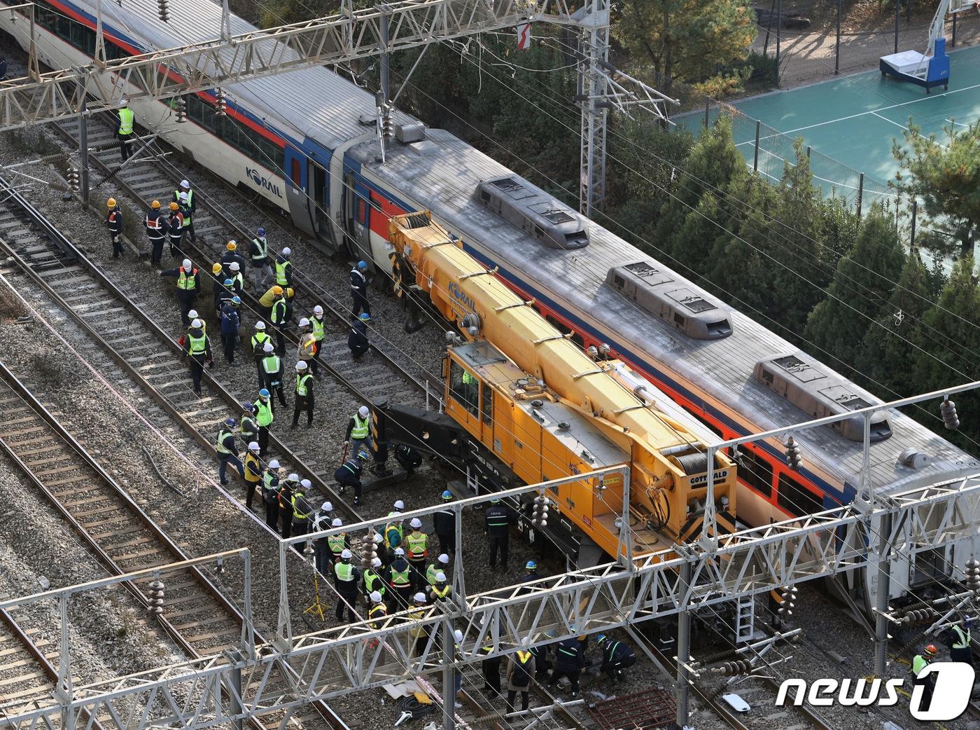 본문 이미지 - 영등포역 부근에서 무궁화호 열차 탈선 사고가 발생한 가운데 7일 오전 서울 영등포역에서 코레일 관계자들이 열차 복구 작업을 하고 있다. 한국철도공사(이하 코레일)가 영등포역 무궁화호 열차 궤도이탈 사고와 관련 7일 오후 4시 정상운행을 목표로 복구작업을 펼치고 있다고 밝혔다. 사고복구 시까지 용산역, 영등포역에 모든 열차는 정차하지 않는다. 2022.11.7/뉴스1 ⓒ News1 신웅수 기자