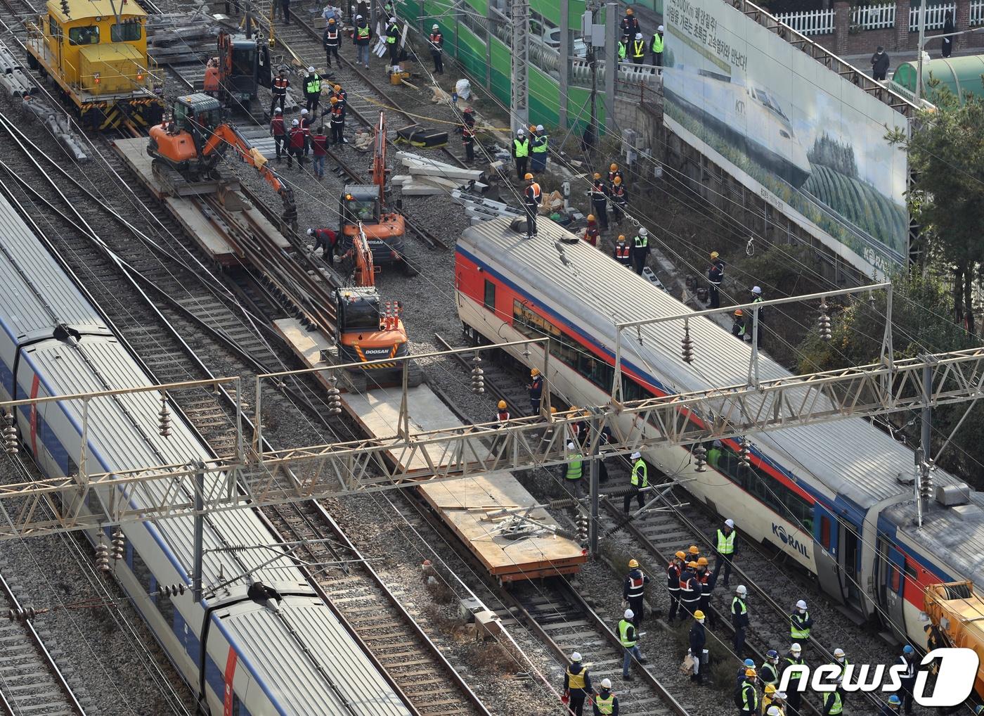 본문 이미지 - 영등포역 부근에서 무궁화호 열차 탈선 사고가 발생한 가운데 7일 오전 서울 영등포역에서 코레일 관계자들이 열차 복구 작업을 하고 있다.  2022.11.7/뉴스1 ⓒ News1 신웅수 기자