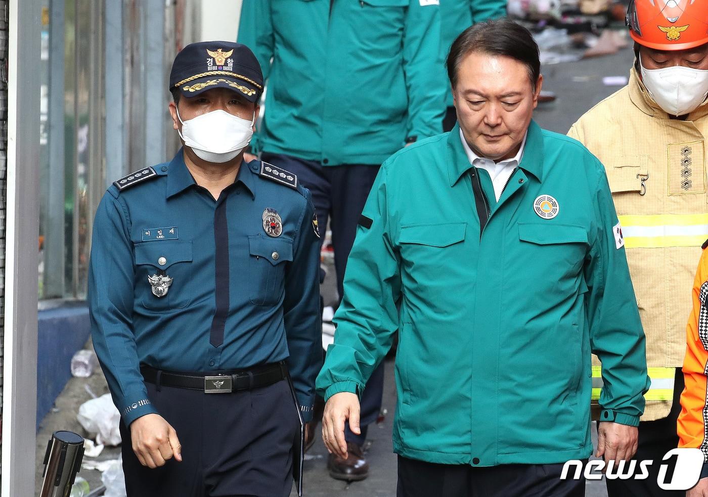본문 이미지 - 지난달 30일 윤석열 대통령과 함께 이태원 참사 현장을 찾은 이임재 전 용산경찰서장의 모습. 2022.11.7/뉴스1 ⓒ News1 임세영 기자