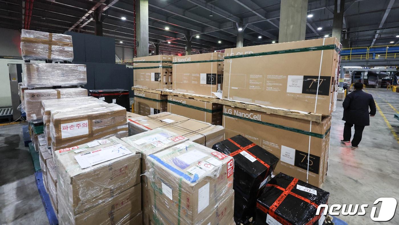 인천 중구 인천본부세관 특송물류센터에 해외직구 물품들이 가득 쌓여있다. 2022.11.7/뉴스1 ⓒ News1 민경석 기자