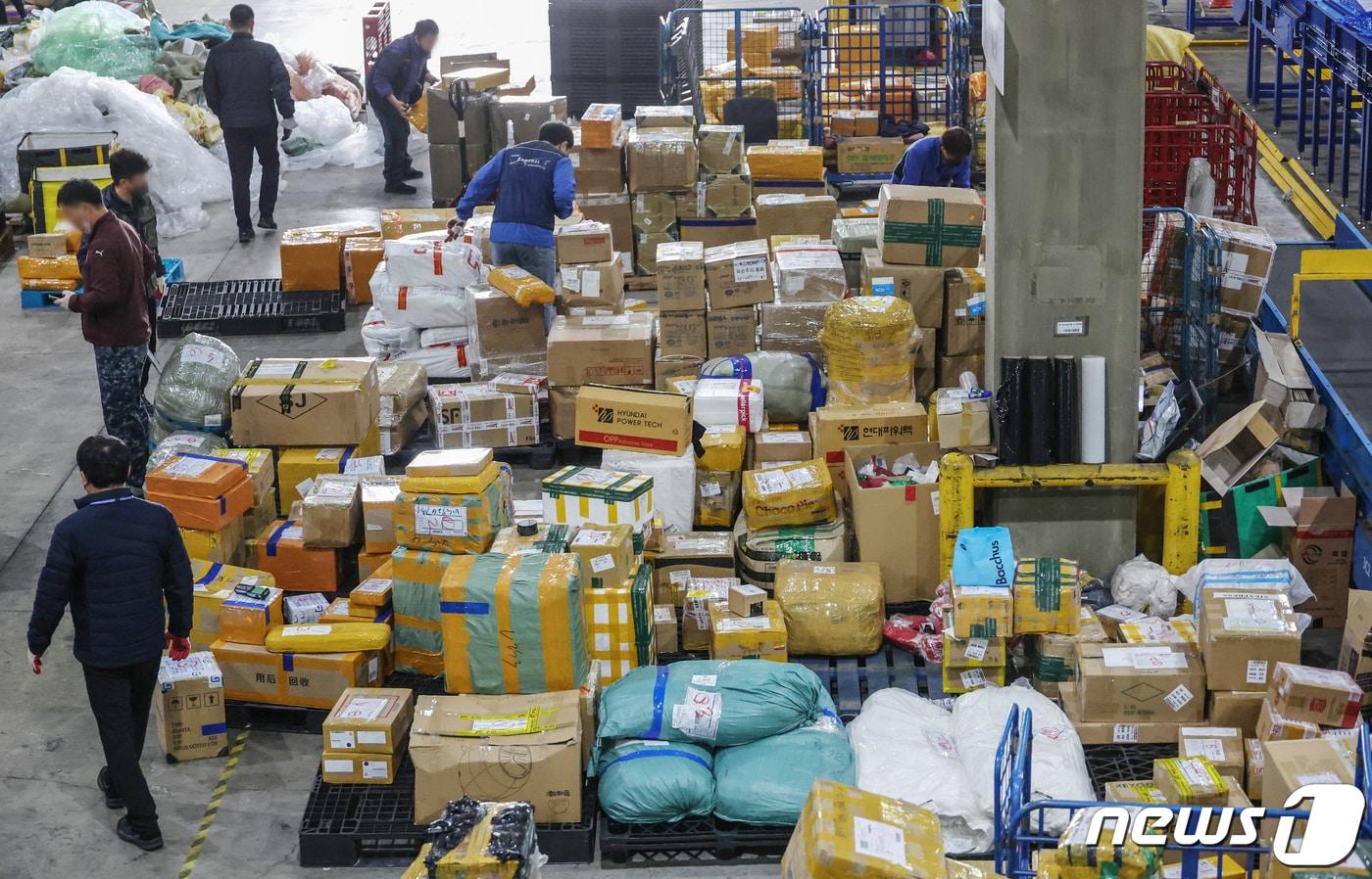 지난 2022년 11월 중국 최대 쇼핑축제 광군제(光棍節)를 앞두고 인천 중구 인천본부세관 특송물류센터에서 직원들이 해외직구 물품들을 운반하고 있다. 2022.11.7/뉴스1 ⓒ News1 민경석 기자