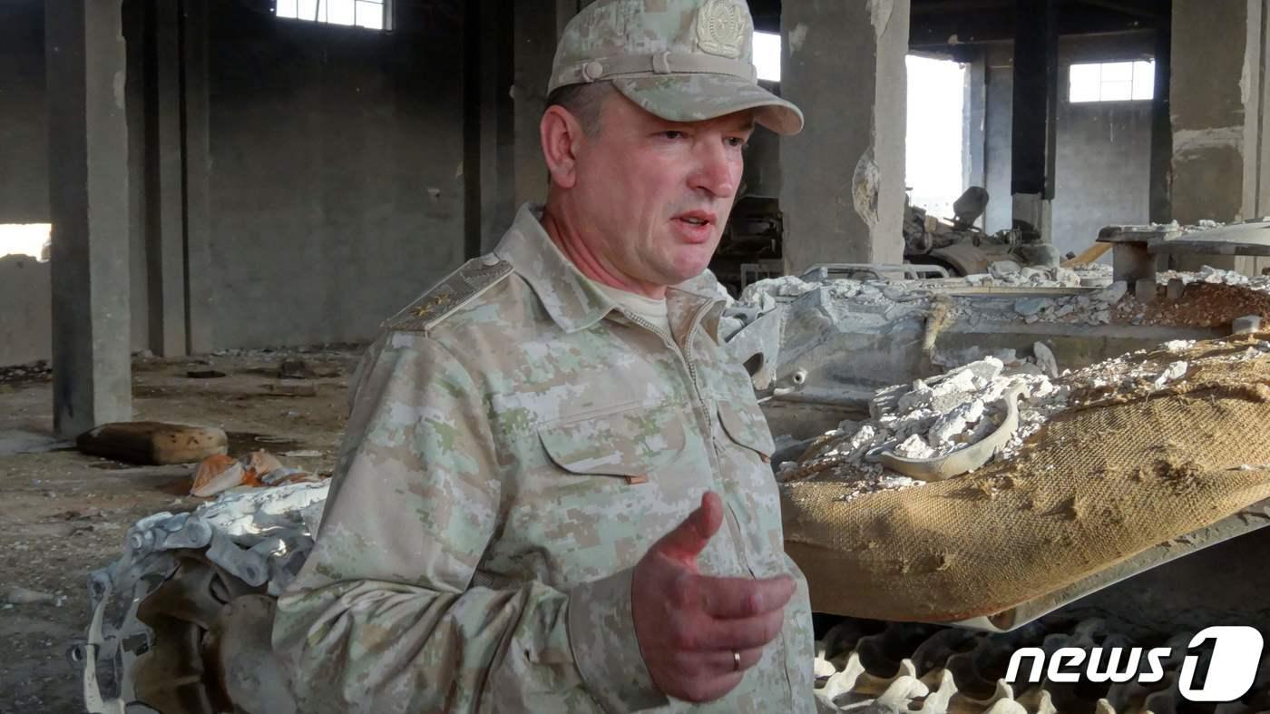 지난 2017년 알렉산드르 라핀 러시아군 중장이 시리아 동부의 한 지역에서 취재진과 이야기하고 있는 모습. 2017.09.15/뉴스1 ⓒ AFP=뉴스1 ⓒ News1 김민수 기자