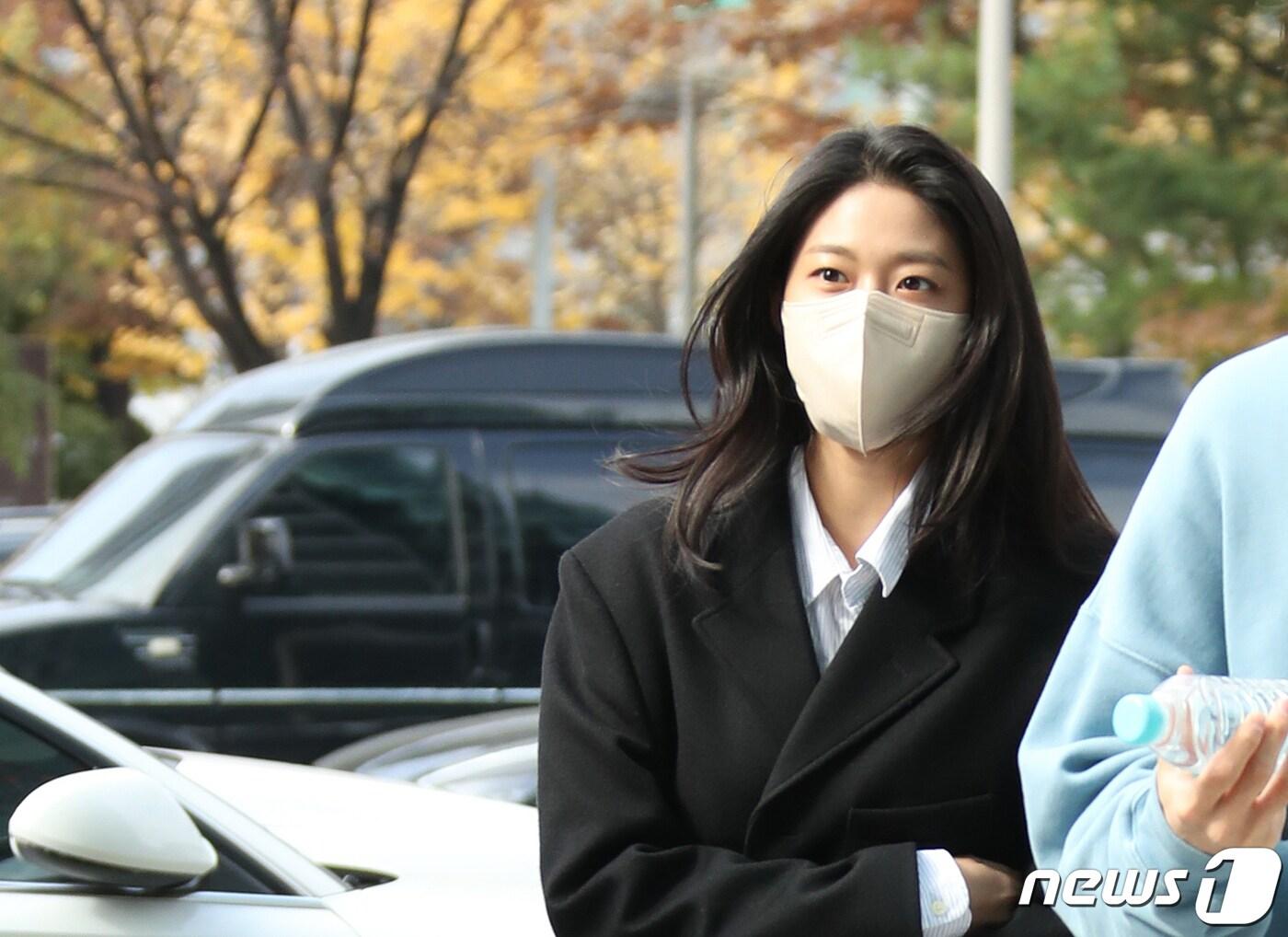 본문 이미지 - 배우 설현이 라디오 '최화정의 파워타임‘(최파타)을 위해 7일 서울 양천구 SBS목동에 도착해 스튜디오로 이동하고 있다. 2022.11.7/뉴스1 ⓒ News1 권현진 기자