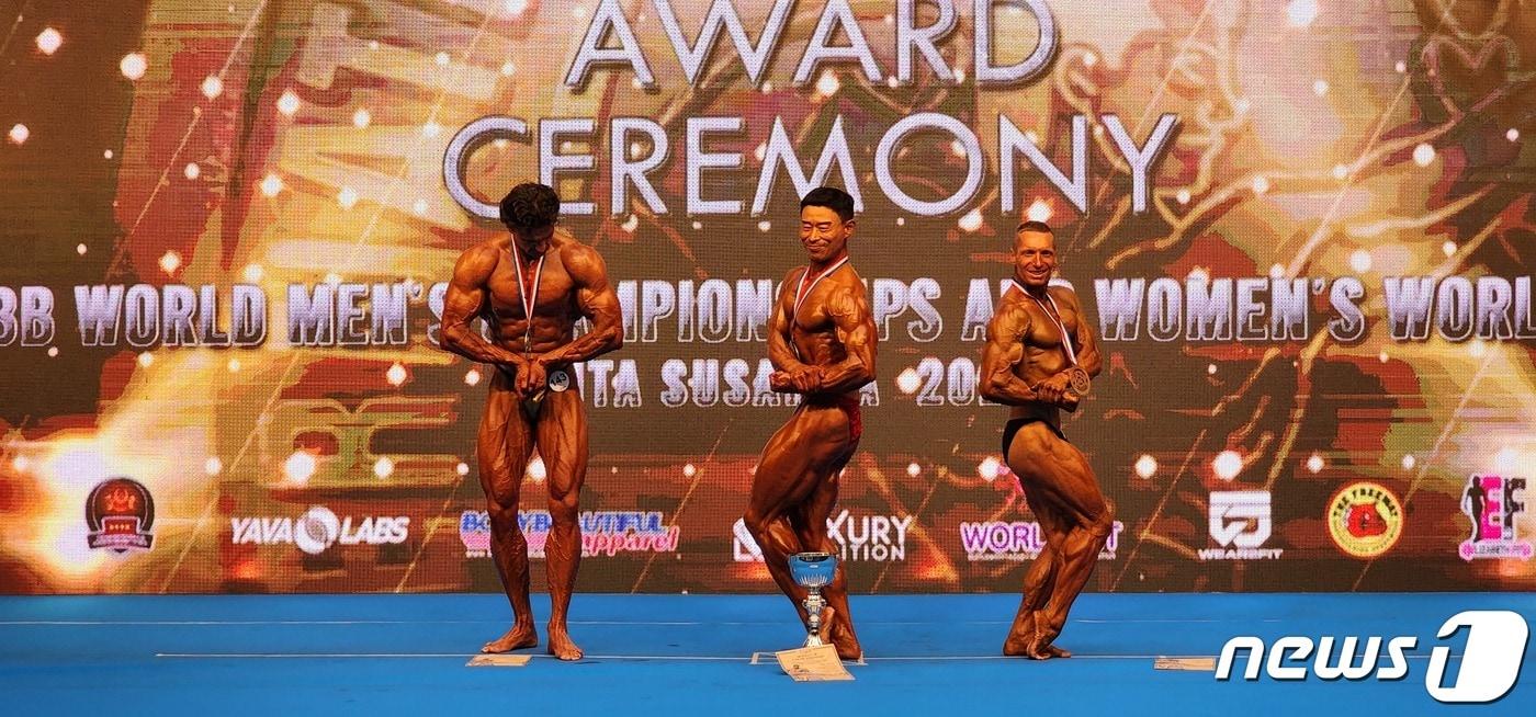충북 괴산군 직장운동경기부 보디빌딩 소속 황순철 선수(가운데)가 '2022 세계남자보디빌딩선수권대회'에서 금메달을 땄다.(괴산군 제공) /뉴스1