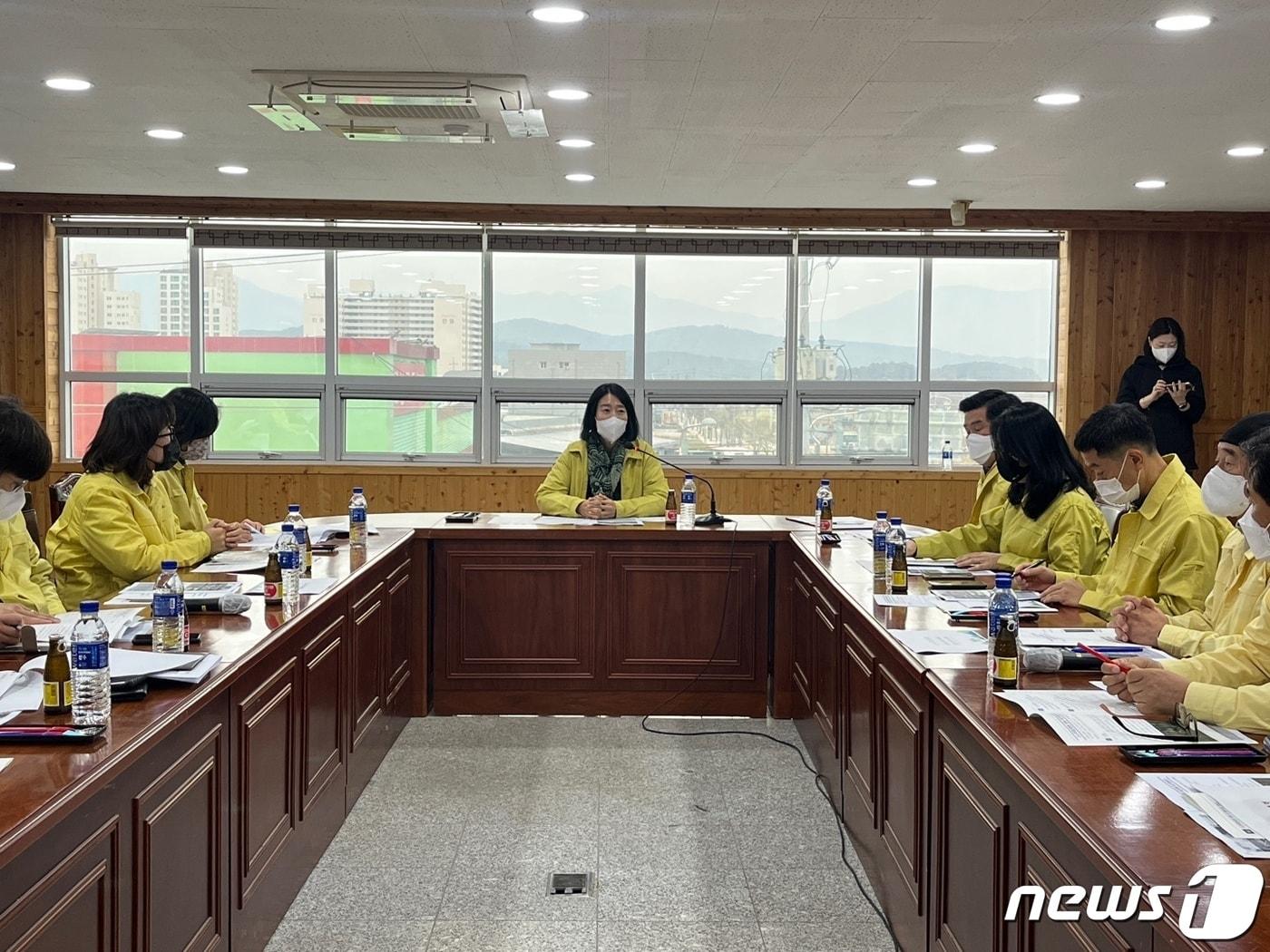 본문 이미지 - 최근 강원 철원에서 소나무재선충병 감염목이 확인된 가운데 북부지방산림청이 7일 철원군산림조합 회의실에서 산림청, 국립산림과학원, 강원도, 철원군, 한국임업진흥원 등과 긴급 방제대책회의을 열고 있다. (북부지방산림청 제공) 2022.11.7/뉴스1