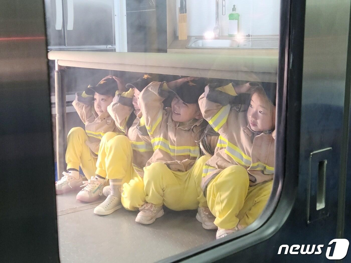 본문 이미지 - 어린이들이 소방안전교육을 받고 있다. (기장소방서 제공) /뉴스1