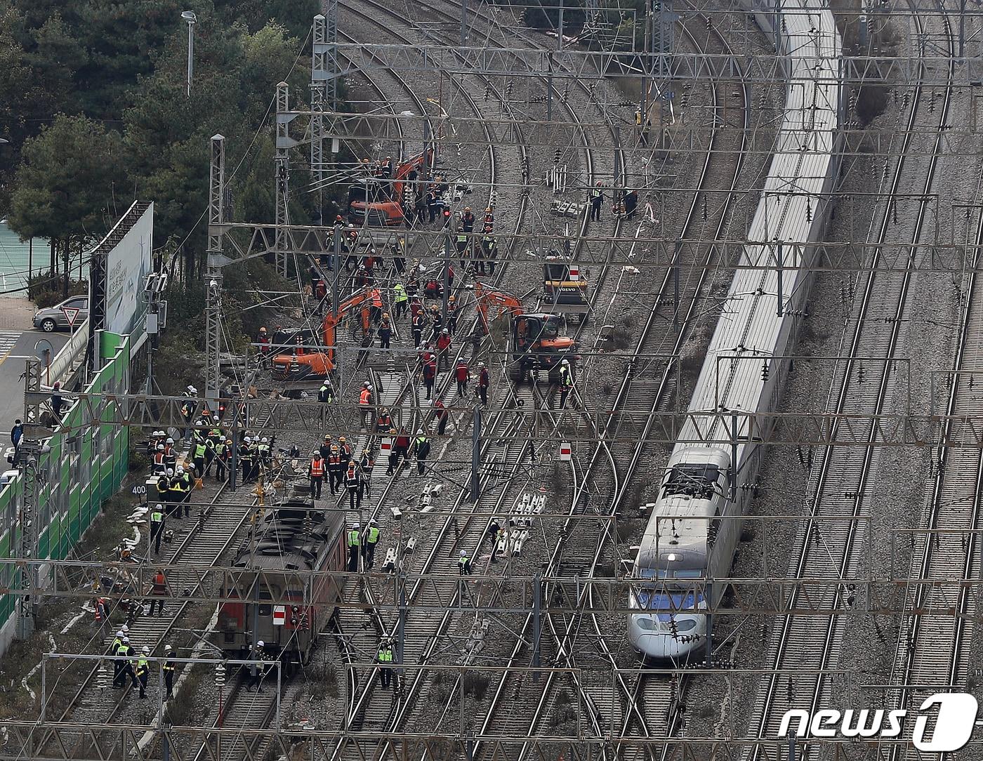 본문 이미지 - 지난 7일 오후 서울 영등포역에서 코레일 관계자들이 열차 복구 작업을 하고 있다. 한국철도공사(코레일)는 이날 오후 4시 정상운행을 목표로 복구작업을 펼치고 있다. 2022.11.7/뉴스1 ⓒ News1 신웅수 기자