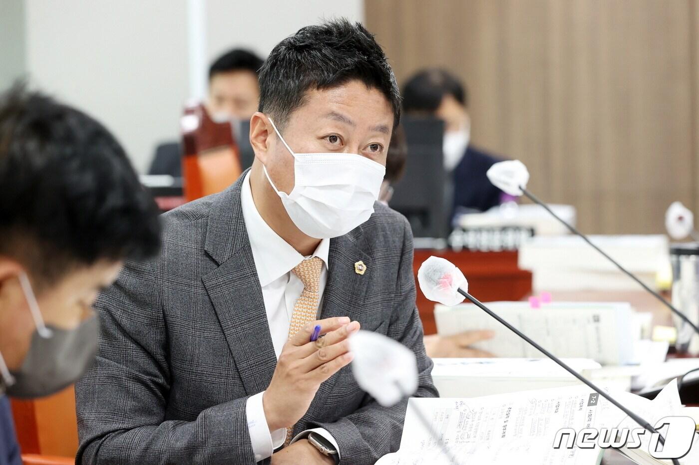 본문 이미지 - 경기도의회 여성가족평생교육위원회 김진경 의원(더불어민주당, 시흥3)이 7일 경기도평생교육진흥원을 대상으로 한 행정사무감사에게 사회적 배려계층 무료영어 교육사업 집행률이 저조해 적극적 사업 수행을 위한 대안 마련이 요구된다고 밝히고 있다.(경기도의회 제공)