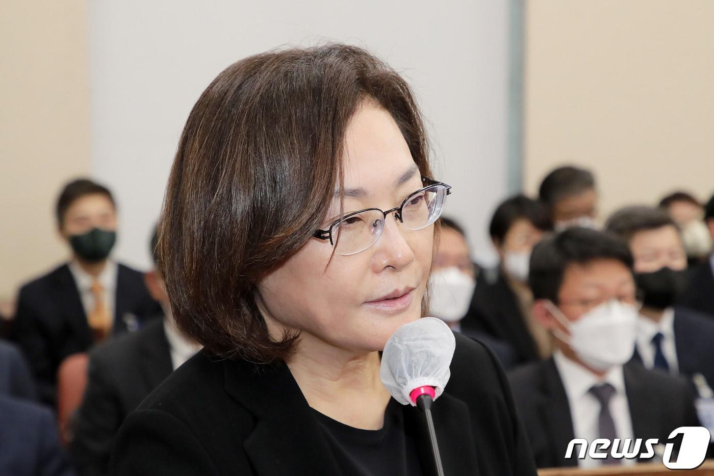 본문 이미지 - 박희영 용산구청장이 7일 서울 여의도 국회에서 열린 행정안전위원회 제8차 전체회의에서 의원 질의에 답변하고 있다. 2022.11.7 ⓒ 뉴스1 조태형 기자