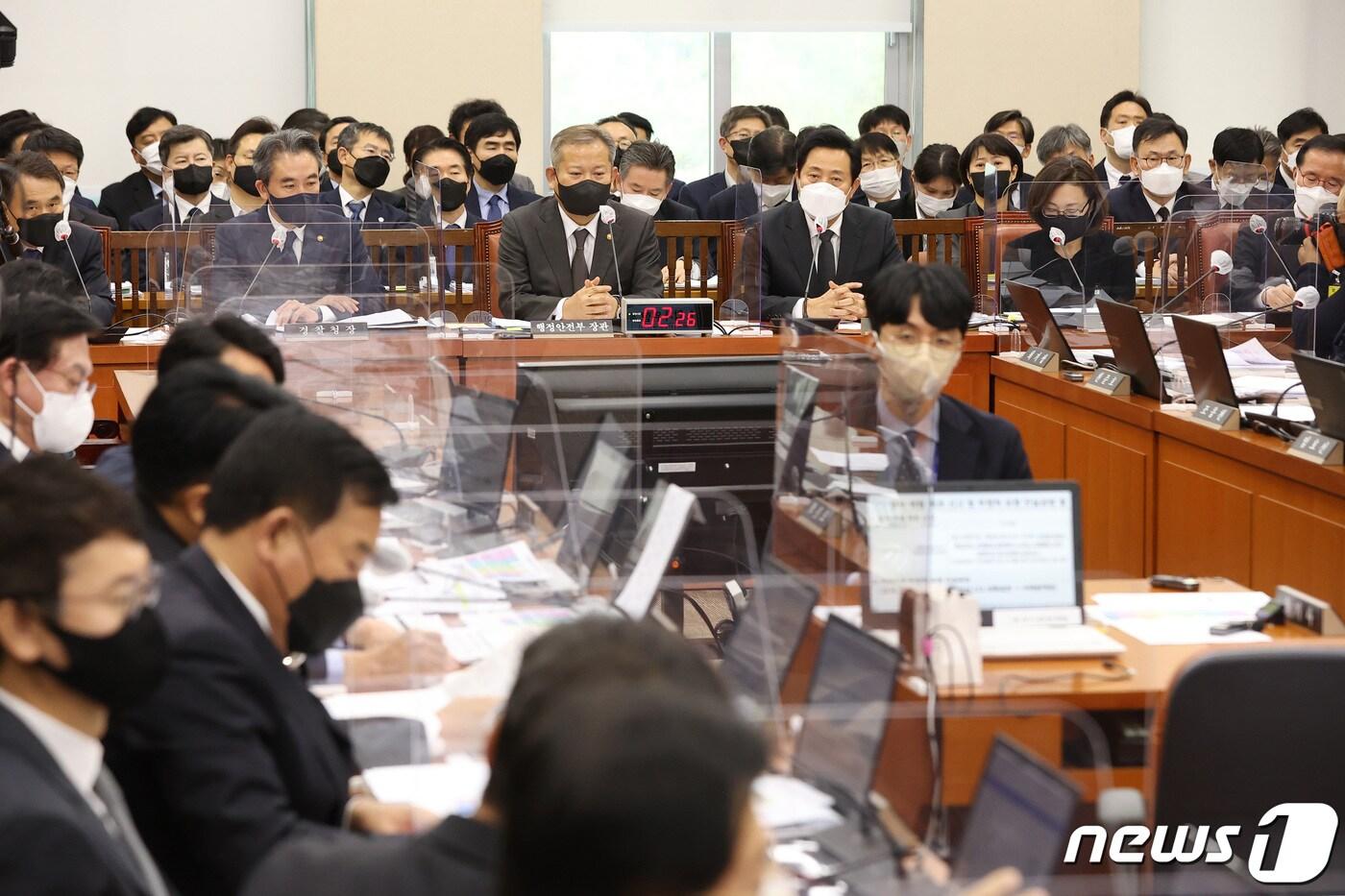 본문 이미지 - 이상민 행정안전부 장관을 비롯한 '이태원 참사' 관련 책임자들이 7일 서울 여의도 국회에서 열린 행정안전위원회 제8차 전체회의에서 의원 질의에 답변하고 있다. 이날 회의에는 이상민 행정안전부 장관, 윤희근 경찰청장, 오세훈 서울시장, 김광호 서울경찰청장, 박희영 용산구청장이 참석했다. 2022.11.7/뉴스1 ⓒ News1 조태형 기자