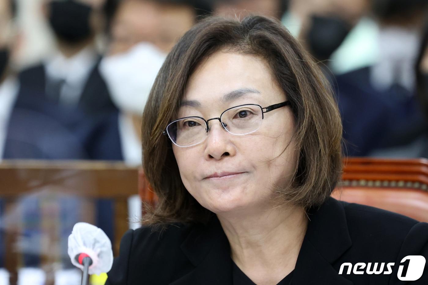 본문 이미지 - 박희영 용산구청장이 7일 서울 여의도 국회에서 열린 행정안전위원회 제8차 전체회의에서 의원 질의에 답변하고 있다. 이날 회의에는 이상민 행정안전부 장관, 윤희근 경찰청장, 남화영 소방청장 직무대리, 오세훈 서울시장, 김광호 서울경찰청장, 박희영 용산구청장이 참석했다. 2022.11.7/뉴스1 ⓒ News1 조태형 기자