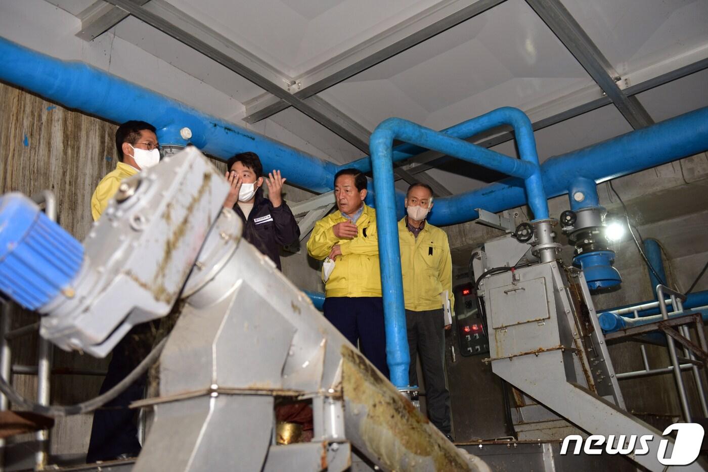 대포농공단지 악취문제 현장점검하는 이병선 속초시장.(속초시 제공) 2022.11.7/뉴스1