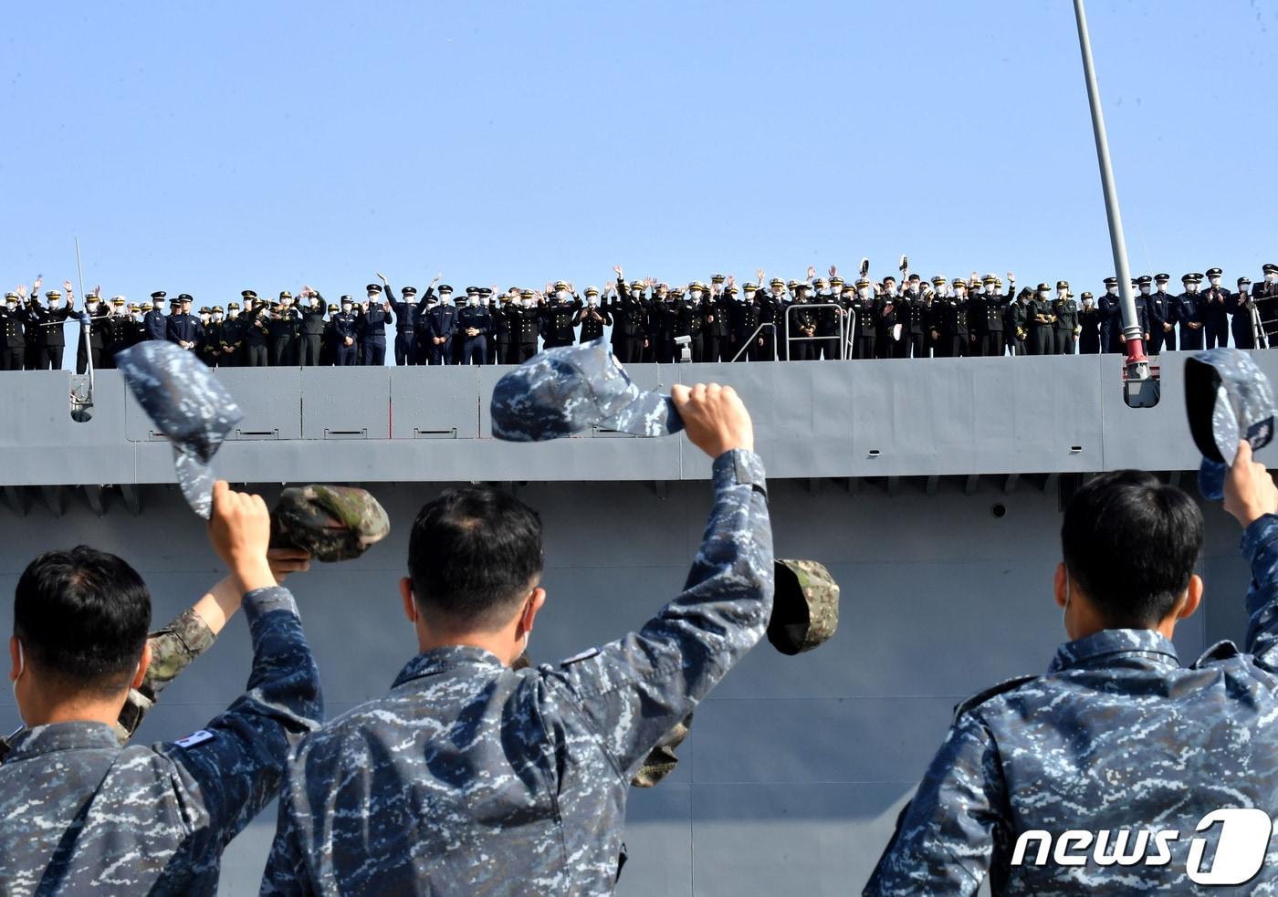 본문 이미지 - 2022년 합동순항훈련에 참가한 육·해·공군사관학교 및 국군간호사관학교 생도들. (해군 제공) 2022.11.7/뉴스1