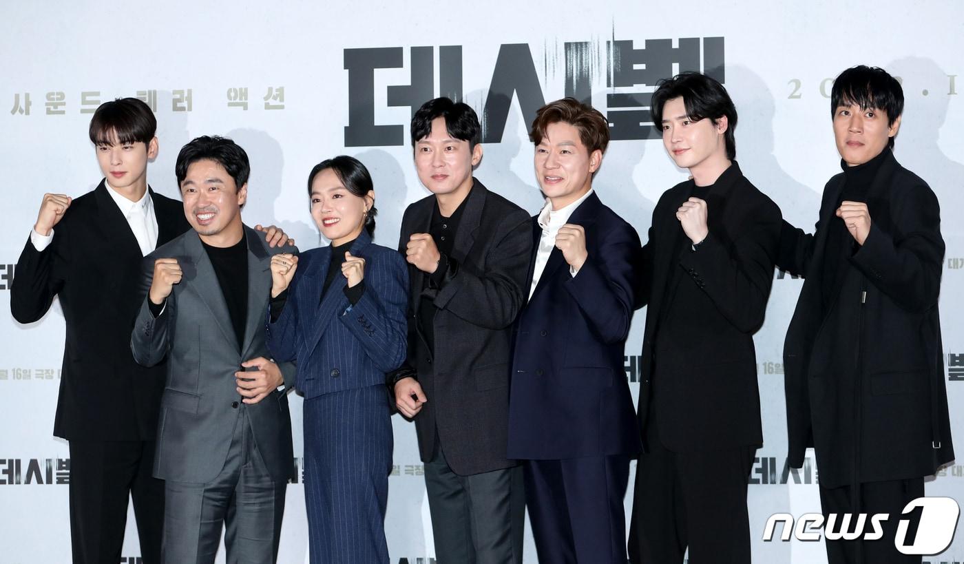 배우 차은우(왼쪽부터)와 조달환, 이상이, 박병은, 정상훈, 이종석, 김래원이 7일 서울 용산CGV에서 열린 영화 ‘데시벨’(감독 황인호) 언론시사회에서 포즈를 취하고 있다. ‘데시벨’은 소음이 커지는 순간 폭발하는 특수 폭탄으로 도심을 점거하려는 폭탄 설계자(이종석 분)와 그의 타깃이 된 전직 해군 부함장(김래원 분)이 벌이는 사운드 테러 액션 영화이다. 2022.11.7/뉴스1 ⓒ News1 권현진 기자