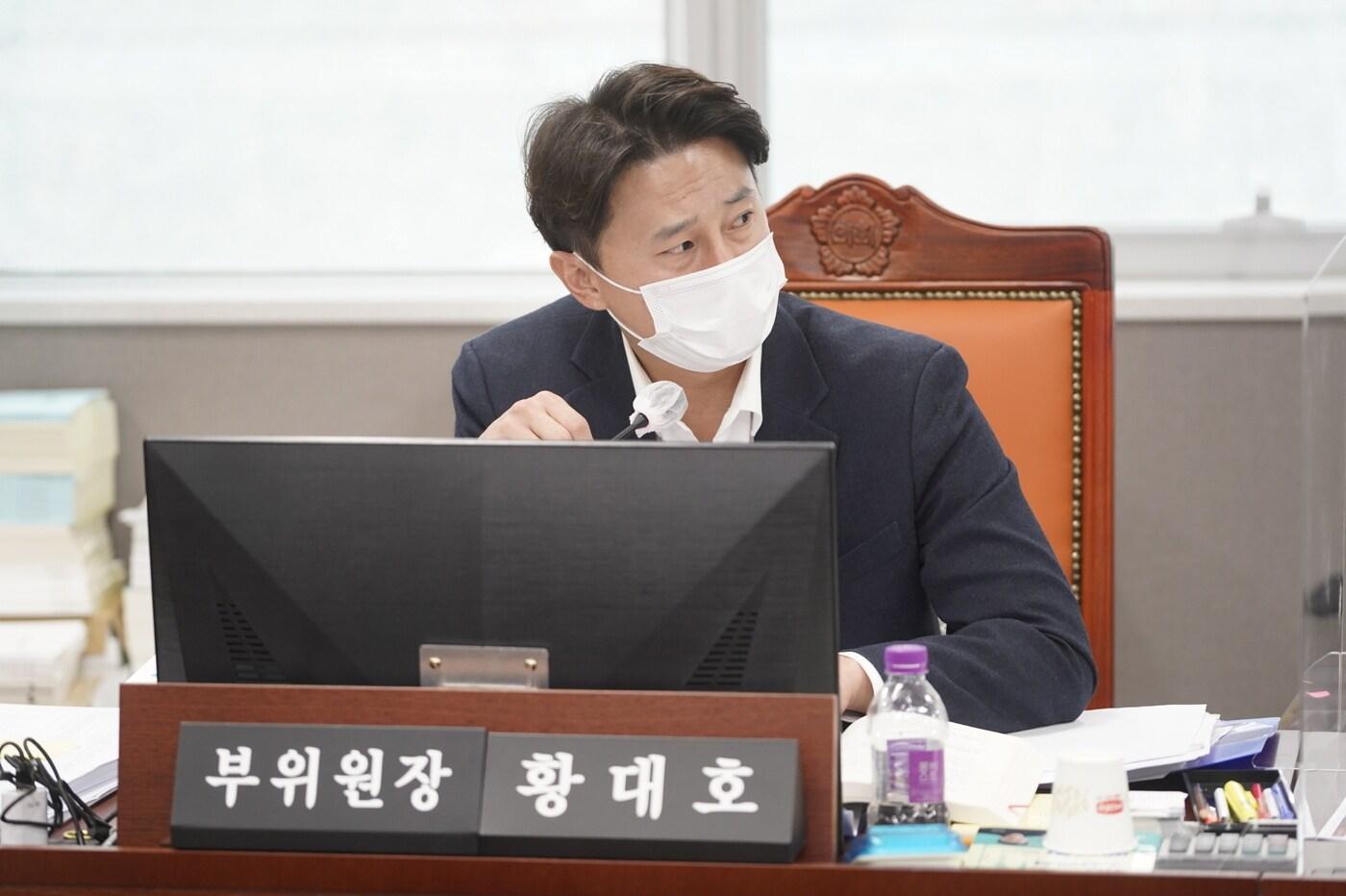 본문 이미지 - 경기도의회 문화체육관광위원회 황대호 부위원장(더불어민주당, 수원3)은 7일 문화체육관광국 행정사무감사에서 경기도 체육계 성폭력 실태조사 결과와 후속조치의 문제점을 지적하고, 직장운동경기부에 대한 처우개선을 주장했다.(경기도의회 제공)