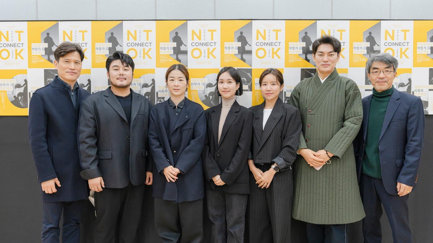 본문 이미지 - 7일 국립극장에서 열린 국립창극단의 '작창가 프로젝트'  간담회에 참석한 작창 및 극본 멘토들과 신진 작창가들. (국립창극단 제공)  