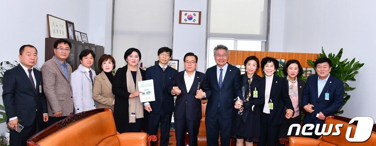 본문 이미지 - 전남 여수시의회는 7일 국회를 찾아 이채익 행정안전위원회 위원장을 만나 남면 이야포·두룩여 미군폭격사건 진상규명을 위한 지원을 요청하고 단체 기념사진을 찍고 있다.(여수시의회 제공)2022.11.7/뉴스1 