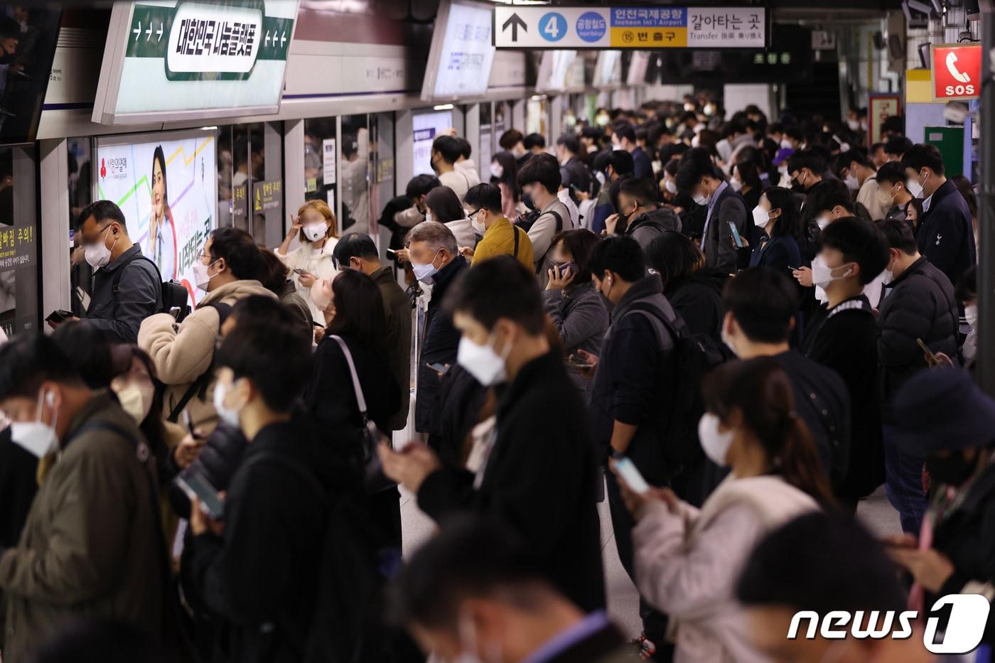 본문 이미지 - 영등포역 무궁화호 탈선사고 복구작업 여파로 7일 오후 지하철 1호선 서울역 승강장이 지하철을 기다리는 퇴근길 승객들로 붐비고 있다. 한국철도공사는 이날 오후 5시 30분께 복구 작업을 완료했다고 밝혔다. 2022.11.7/뉴스1 ⓒ News1 이광호 기자