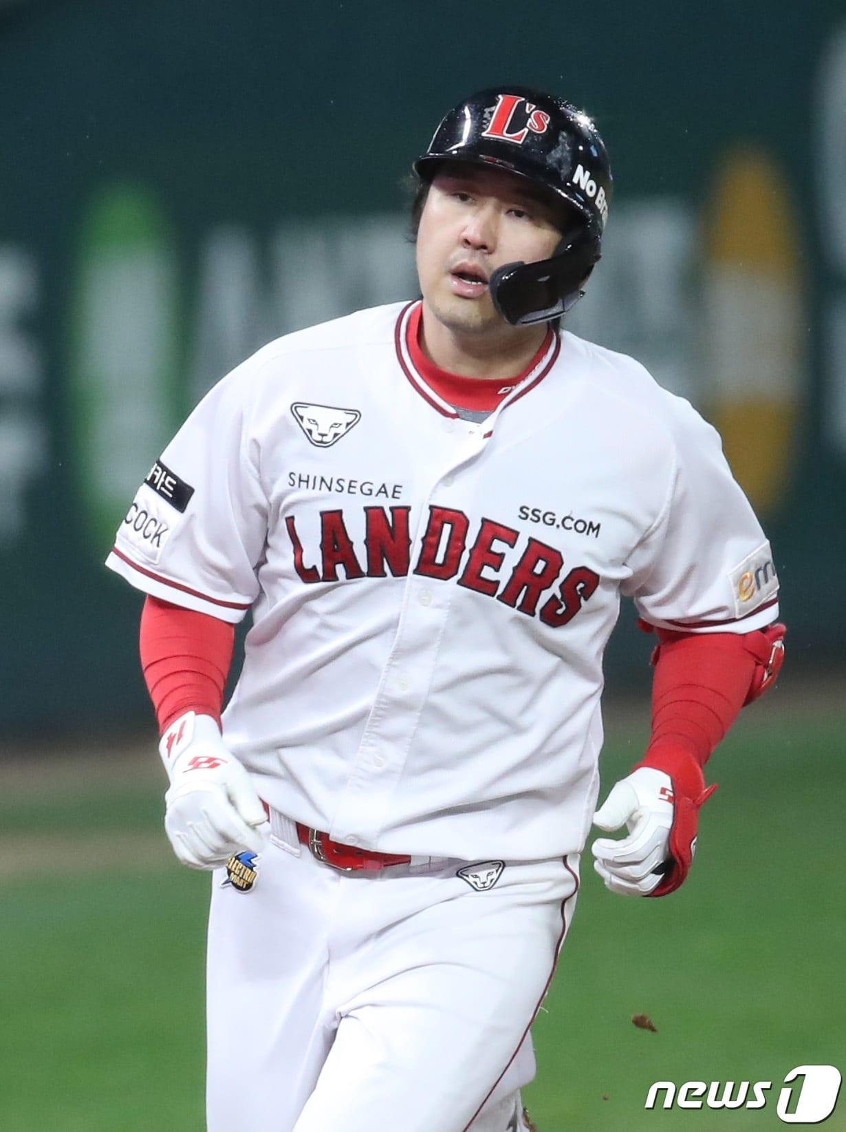 본문 이미지 - 7일 오후 인천시 미추홀구 SSG 랜더스필드에서 열린 프로야구 '2022 신한은행 SOL KBO 포스트시즌' 한국시리즈 5차전 키움 히어로즈와 SSG 랜더스의 경기 8회말 1사 1루 상황 SSG 최정이 키움 김재웅을 상대로 2점 홈런을 치고 홈으로 향하고 있다. 2022.11.7/뉴스1 ⓒ News1 박지혜 기자