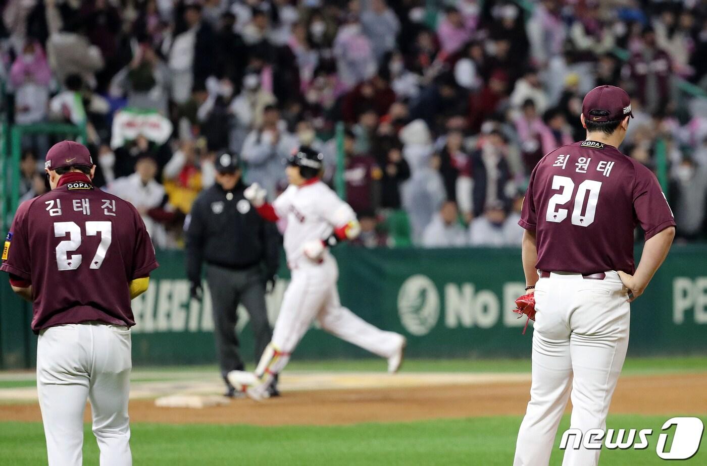 본문 이미지 - 7일 오후 인천시 미추홀구 SSG 랜더스필드에서 열린 프로야구 '2022 신한은행 SOL KBO 포스트시즌' 한국시리즈 5차전 키움 히어로즈와 SSG 랜더스의 경기, 키움 최원태가 9회말 무사 1,3루 상황에서 SSG 김강민에게 끝내기 홈런 허용 후 고개를 떨구고 있다. 2022.11.7/뉴스1 ⓒ News1 김진환 기자