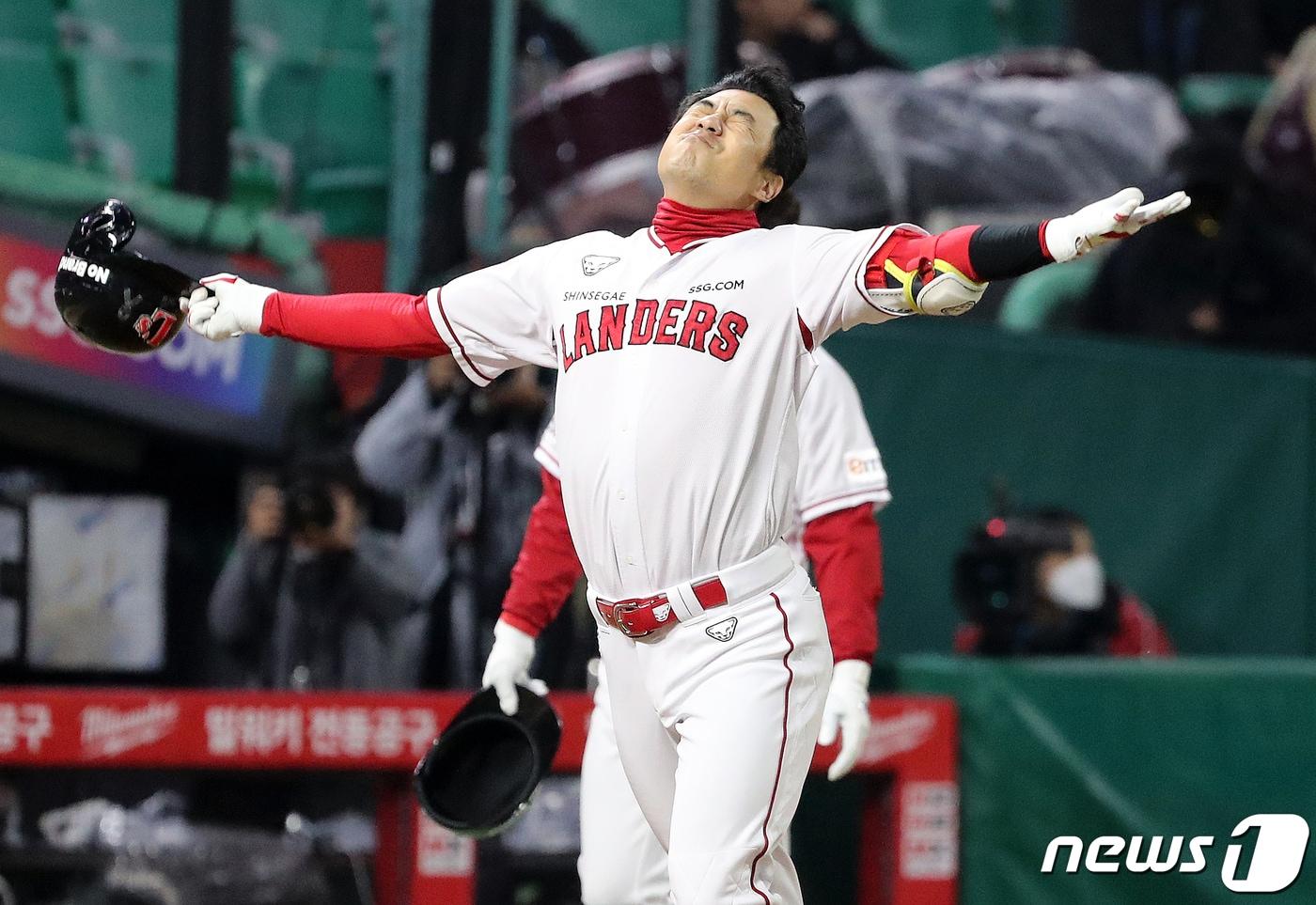 7일 오후 인천시 미추홀구 SSG 랜더스필드에서 열린 프로야구 &#39;2022 신한은행 SOL KBO 포스트시즌&#39; 한국시리즈 5차전 키움 히어로즈와 SSG 랜더스의 경기, SSG 김강민이 9회말 무사 1,3루 상황에서 끝내기 홈런을 치고 세리머니를 하고 있다. 2022.11.7/뉴스1 ⓒ News1 김진환 기자