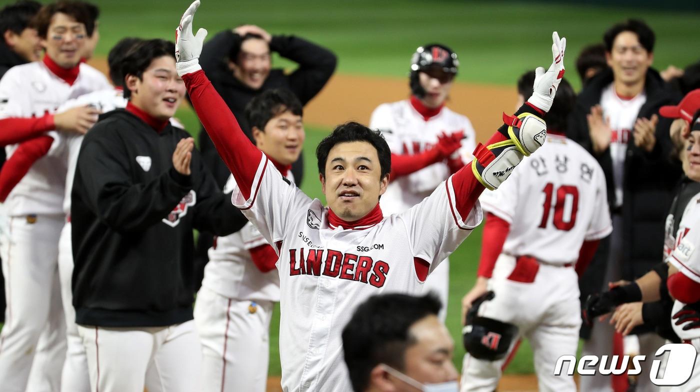 7일 오후 인천시 미추홀구 SSG 랜더스필드에서 열린 프로야구 '2022 신한은행 SOL KBO 포스트시즌' 한국시리즈 5차전 키움 히어로즈와 SSG 랜더스의 경기에서 9회말 무사 주자 1, 3루 상황 SSG 김강민이 역전 끝내기 홈런을 친 뒤 관중들을 향해 세리머니를 하고 있다. 2022.11.7/뉴스1 ⓒ News1 박지혜 기자