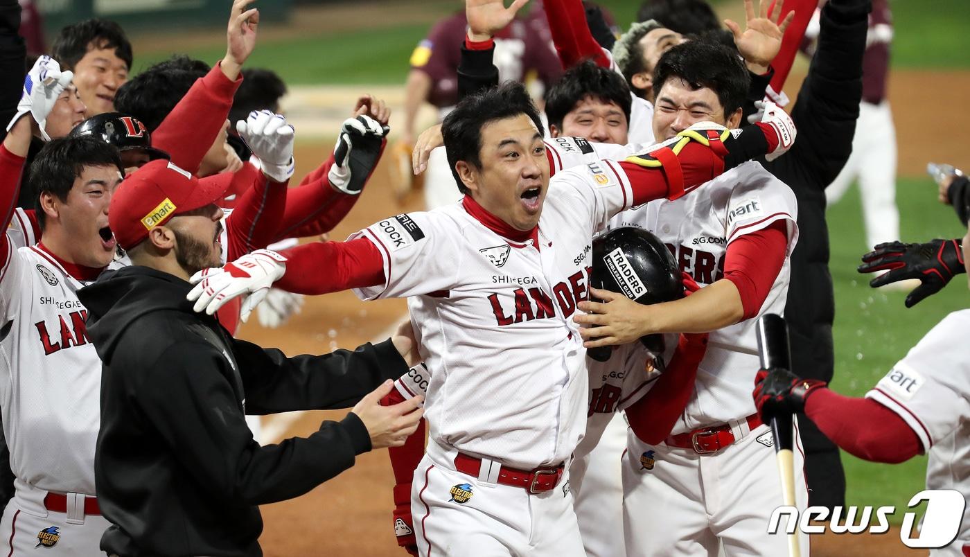 7일 오후 인천시 미추홀구 SSG 랜더스필드에서 열린 프로야구 '2022 신한은행 SOL KBO 포스트시즌' 한국시리즈 5차전 키움 히어로즈와 SSG 랜더스의 경기에서 9회말 무사 주자 1, 3루 상황 SSG 김강민이 역전 끝내기 홈런을 친 뒤 동료들과 기쁨을 나누고 있다. 2022.11.7/뉴스1 ⓒ News1 박지혜 기자